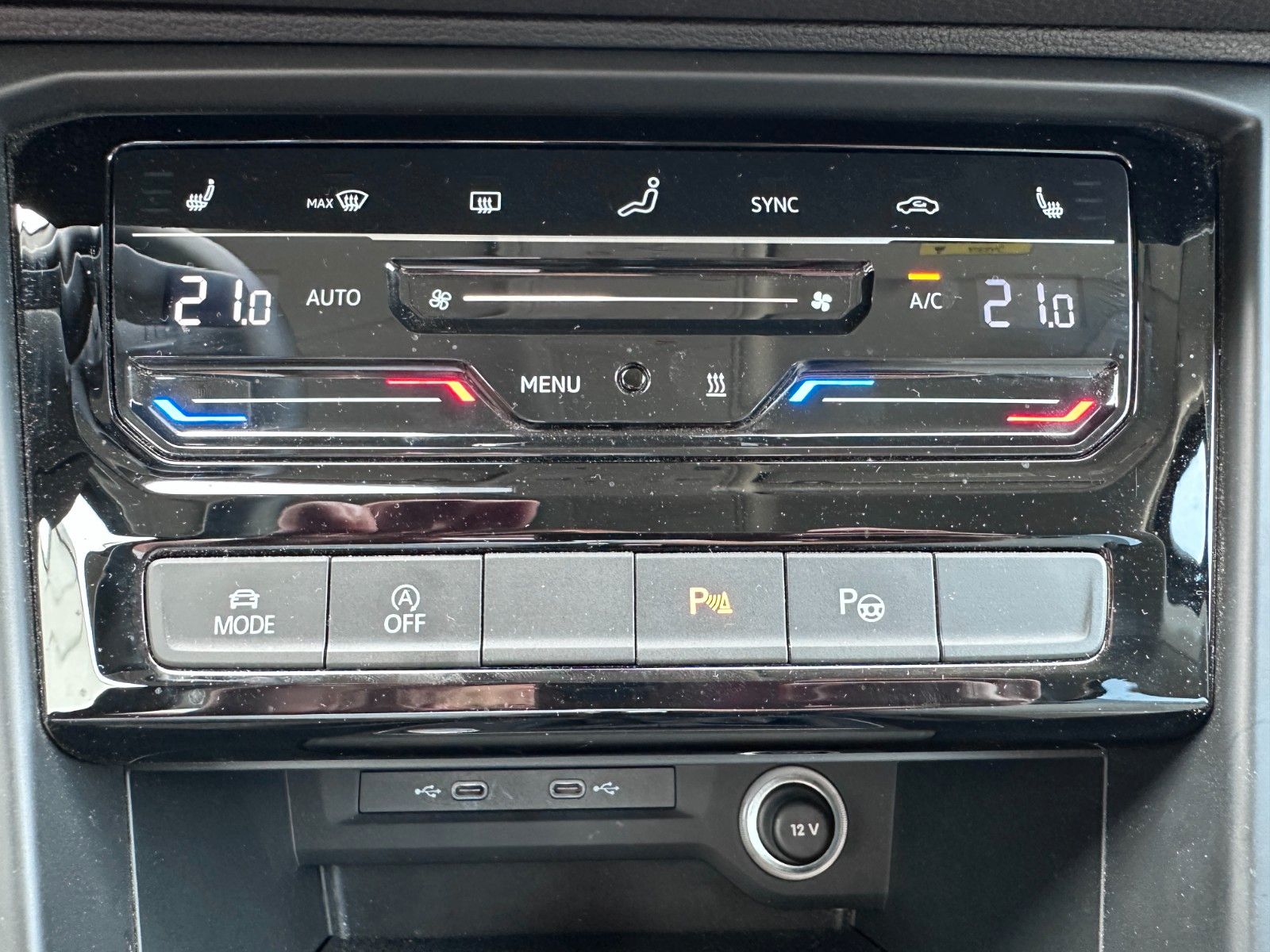 Fahrzeugabbildung Volkswagen Touran Comfortline DYNA.|AHK|7SITZ|DEUTSCHFZG|