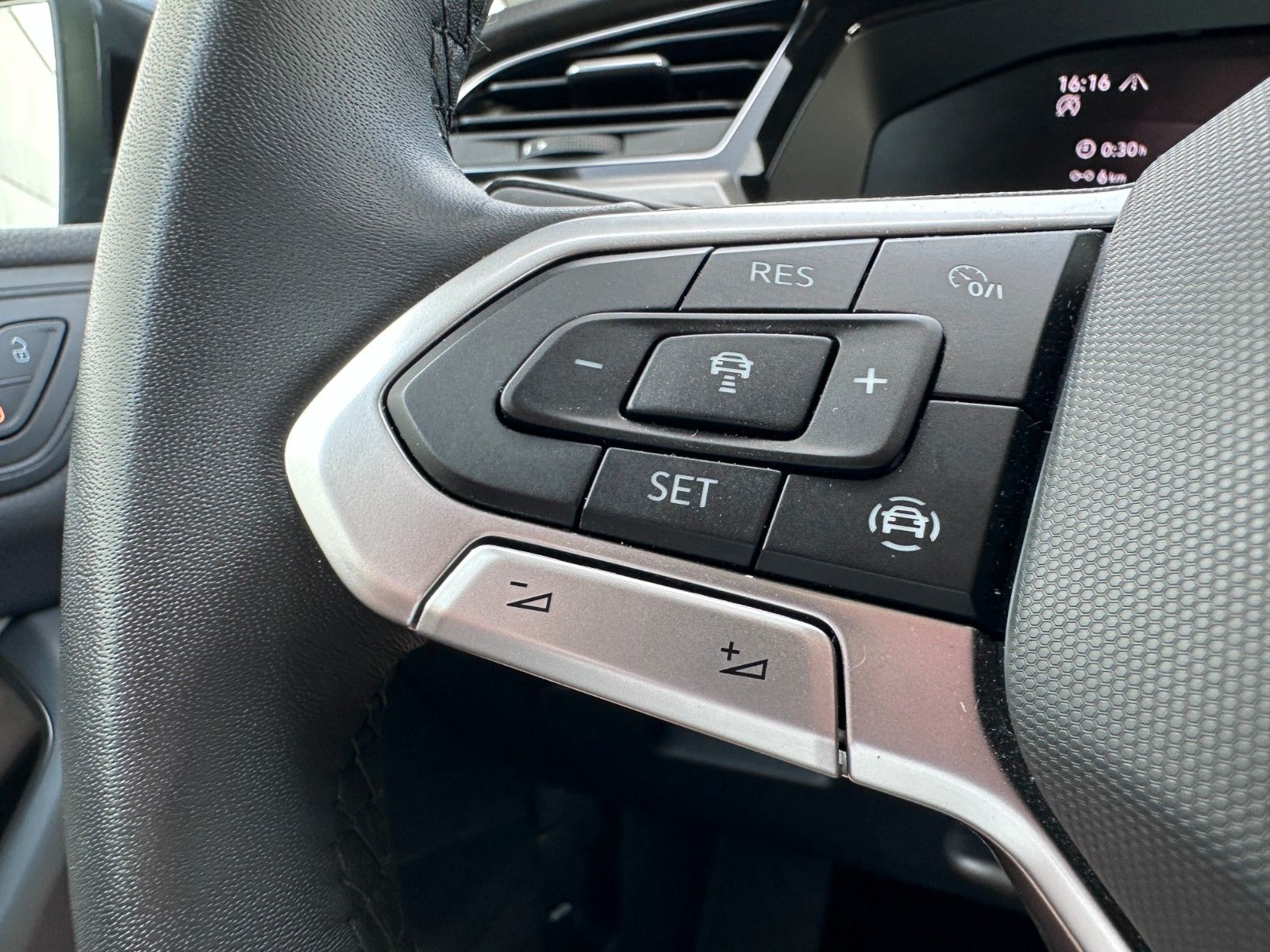 Fahrzeugabbildung Volkswagen Touran Comfortline DYNA.|AHK|7SITZ|DEUTSCHFZG|
