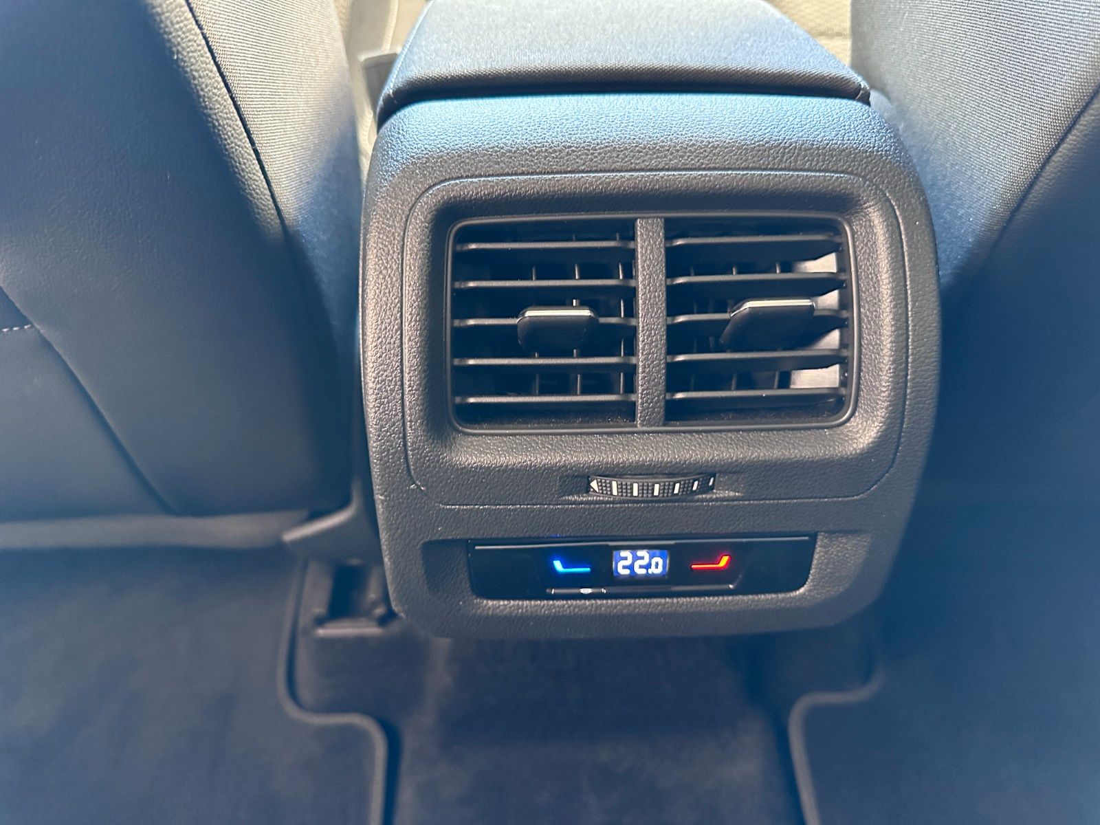 Fahrzeugabbildung Volkswagen Touran Comfortline 7 Sitz|DYNAUDIO|DEUTSCHES FZG