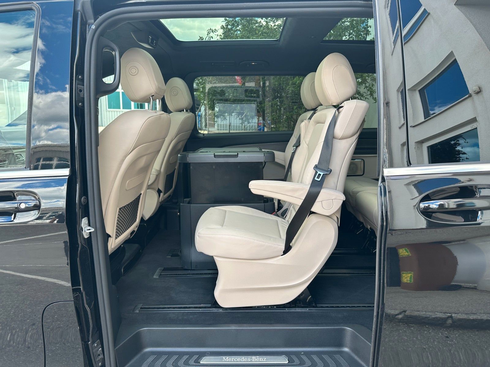 Fahrzeugabbildung Mercedes-Benz V 300d AMG EXCLUSIVE EDITION 4MATIC lang