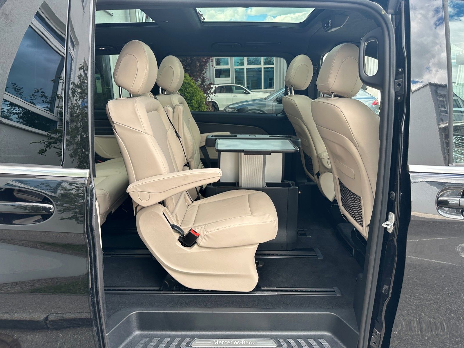 Fahrzeugabbildung Mercedes-Benz V 300d AMG EXCLUSIVE EDITION 4MATIC lang