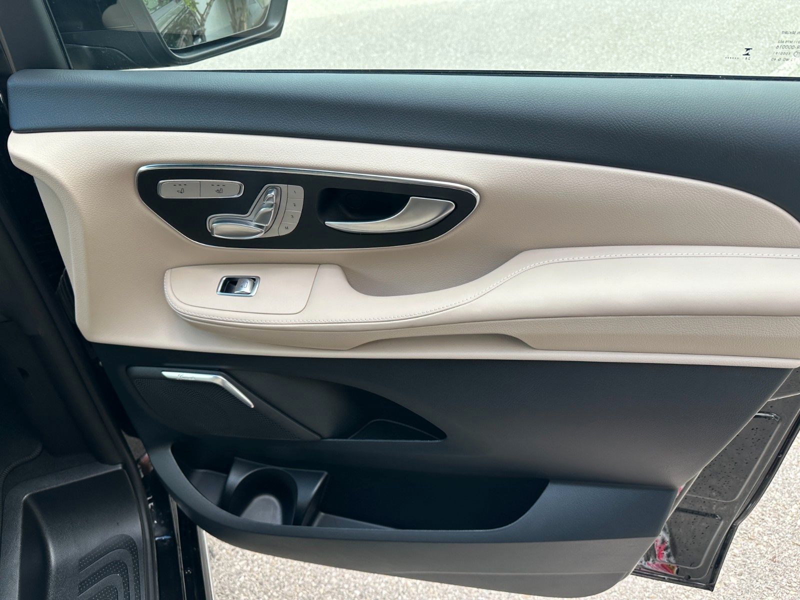 Fahrzeugabbildung Mercedes-Benz V 300d AMG EXCLUSIVE EDITION 4MATIC lang