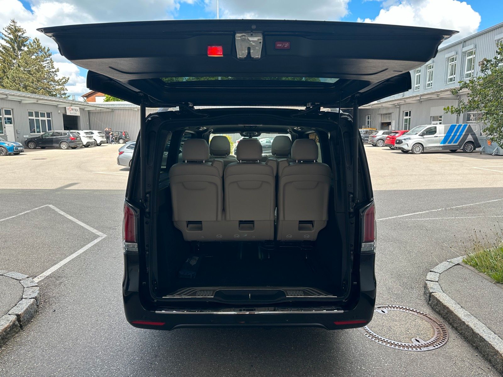 Fahrzeugabbildung Mercedes-Benz V 300d AMG EXCLUSIVE EDITION 4MATIC lang