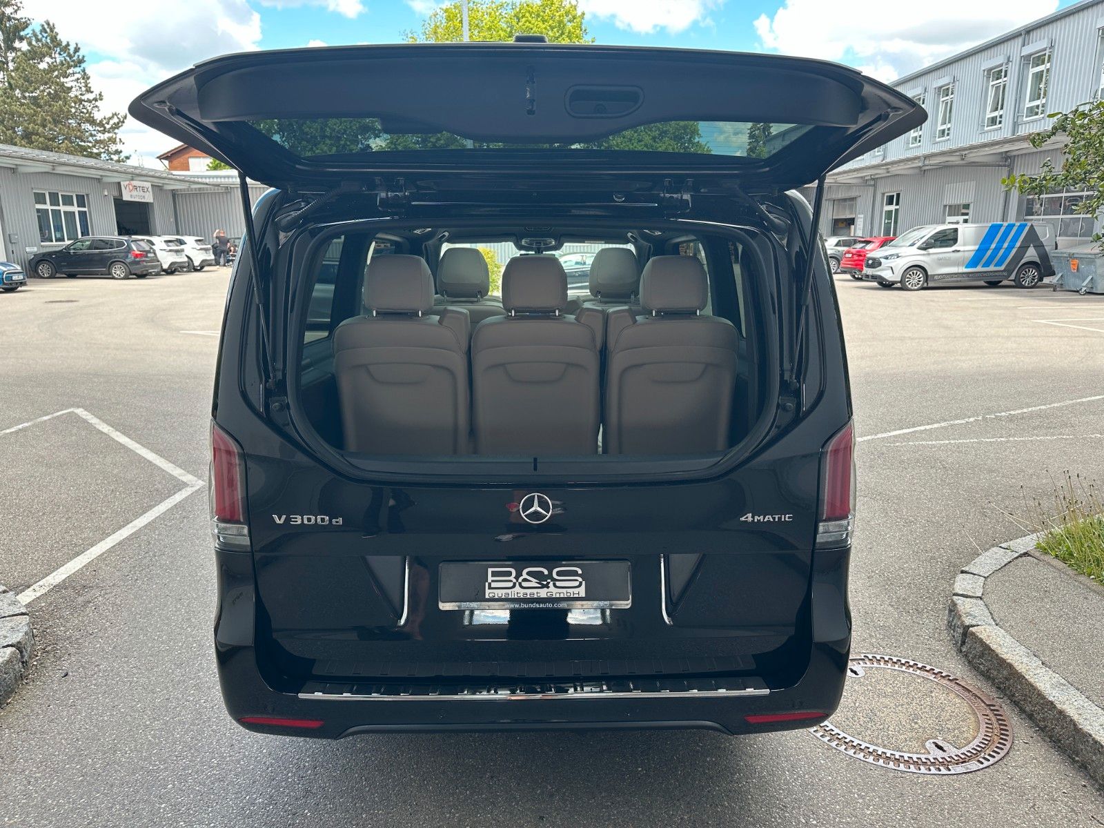 Fahrzeugabbildung Mercedes-Benz V 300d AMG EXCLUSIVE EDITION 4MATIC lang