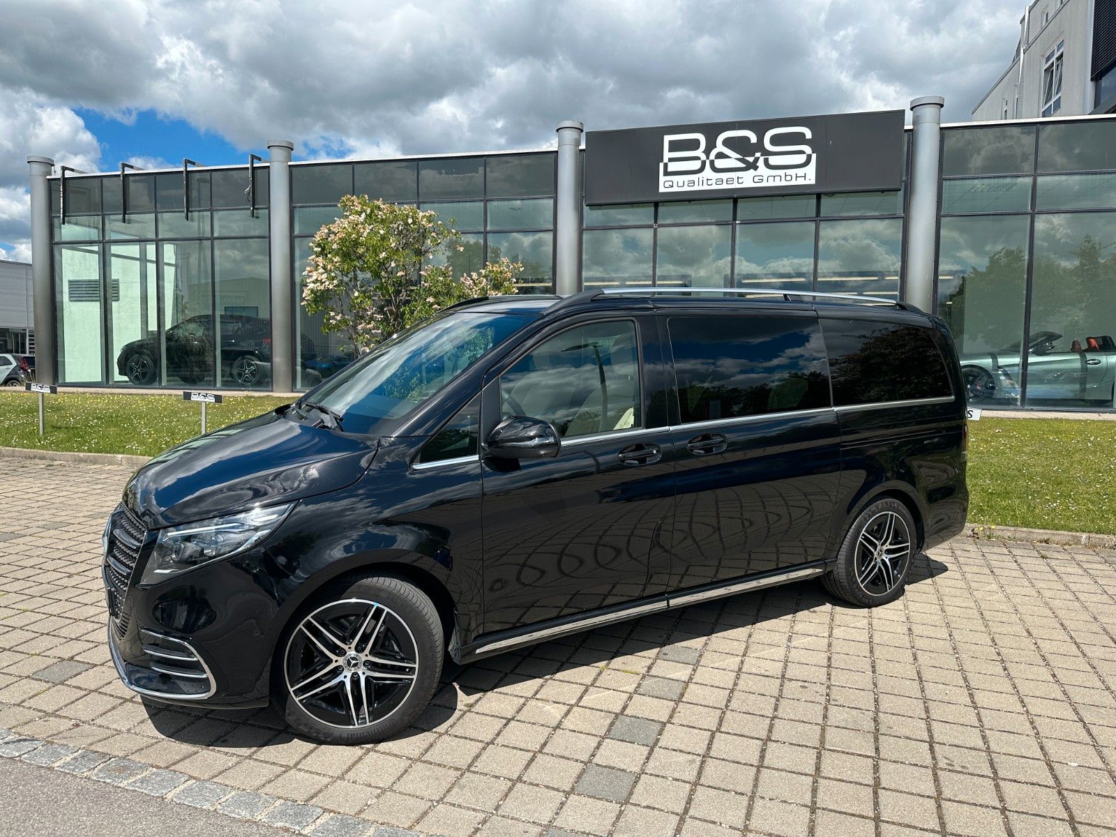 Fahrzeugabbildung Mercedes-Benz V 300d AMG EXCLUSIVE EDITION 4MATIC lang