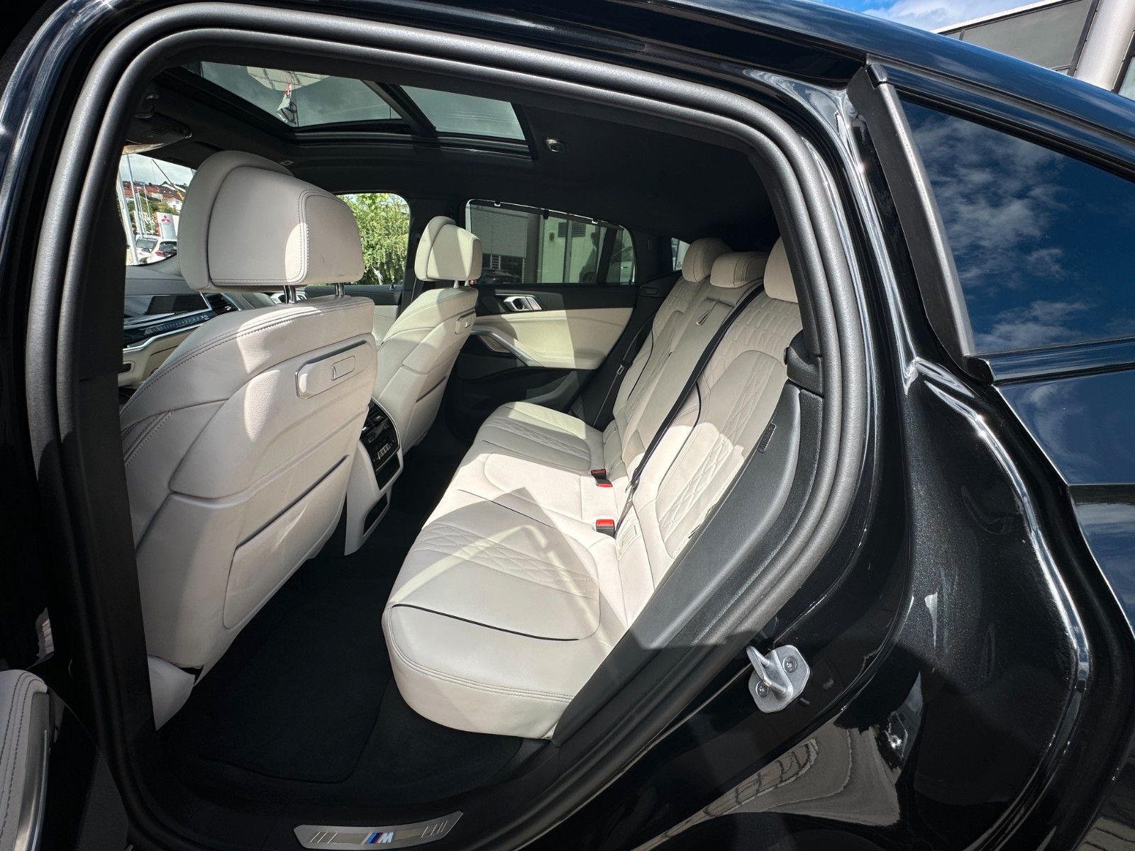 Fahrzeugabbildung BMW X6 30d xDrive MSport ACC,HUD,PANO,HARMAN,LUFT...