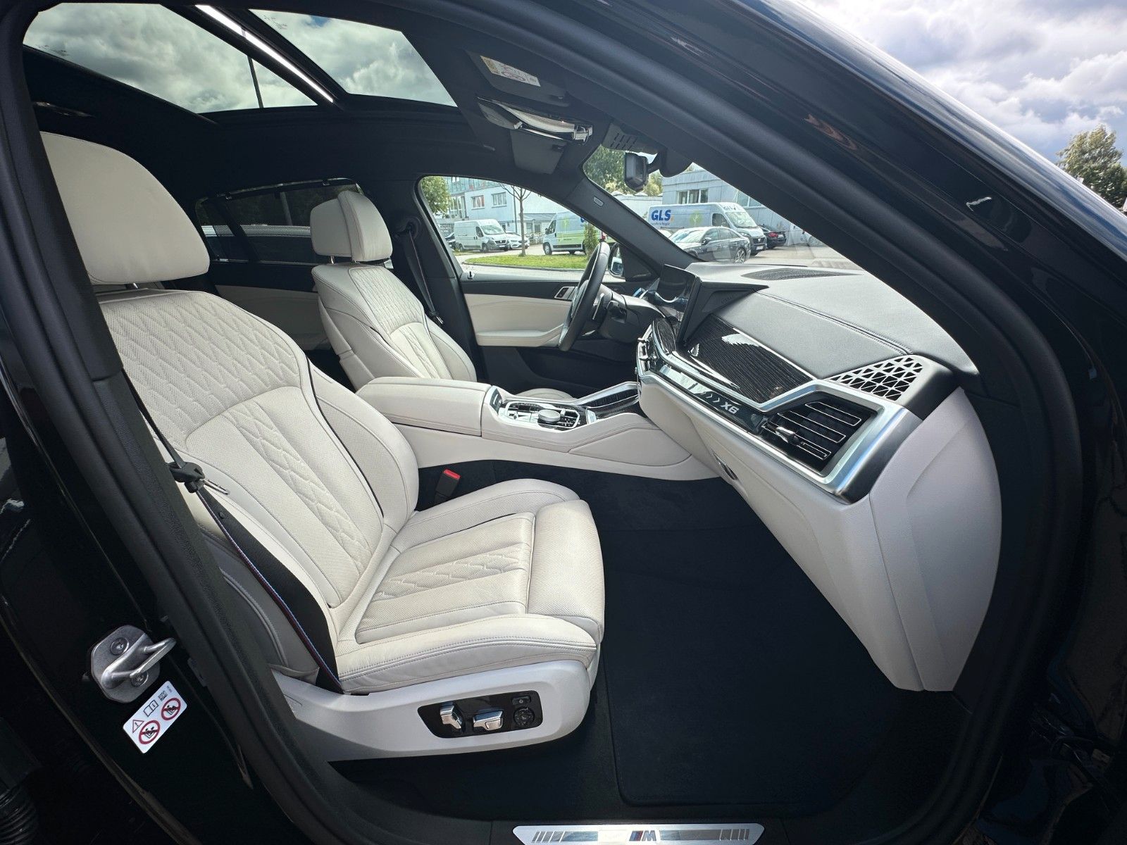 Fahrzeugabbildung BMW X6 30d xDrive MSport ACC,HUD,PANO,HARMAN,LUFT...