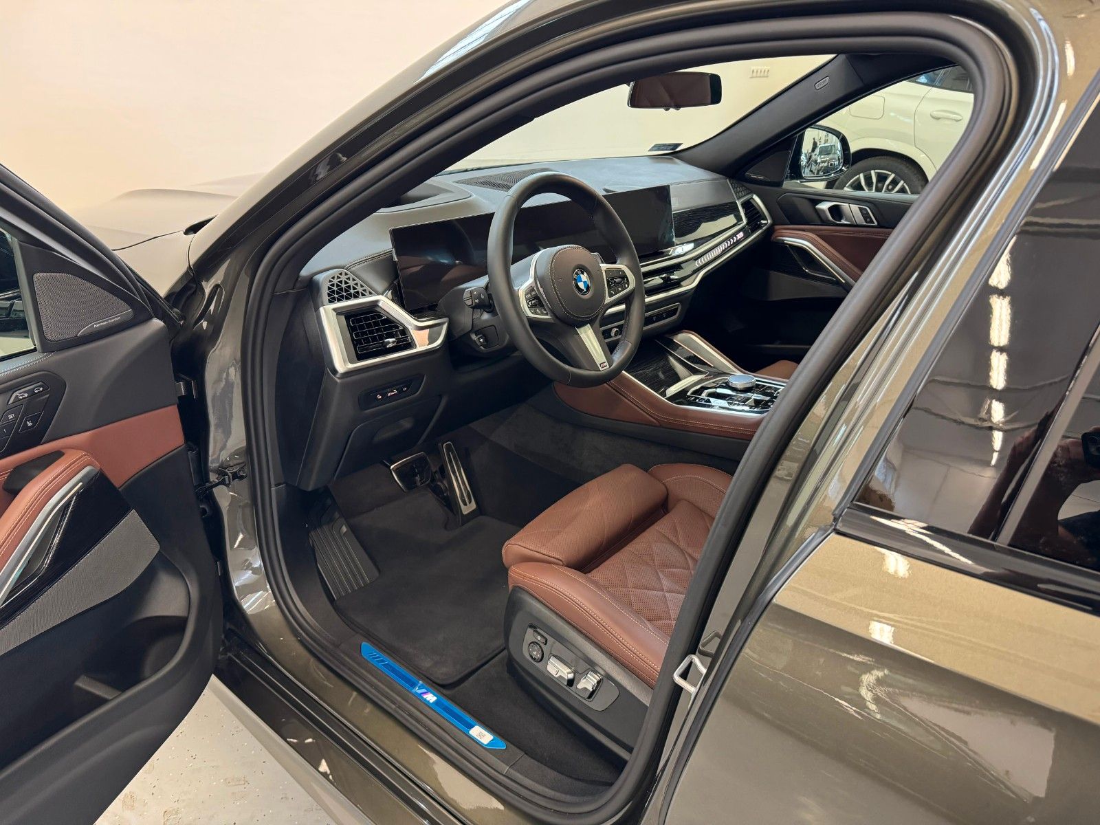 Fahrzeugabbildung BMW X6 40d xDrive MSport ACC,HUD,PANO,HARMAN,LUFT,..