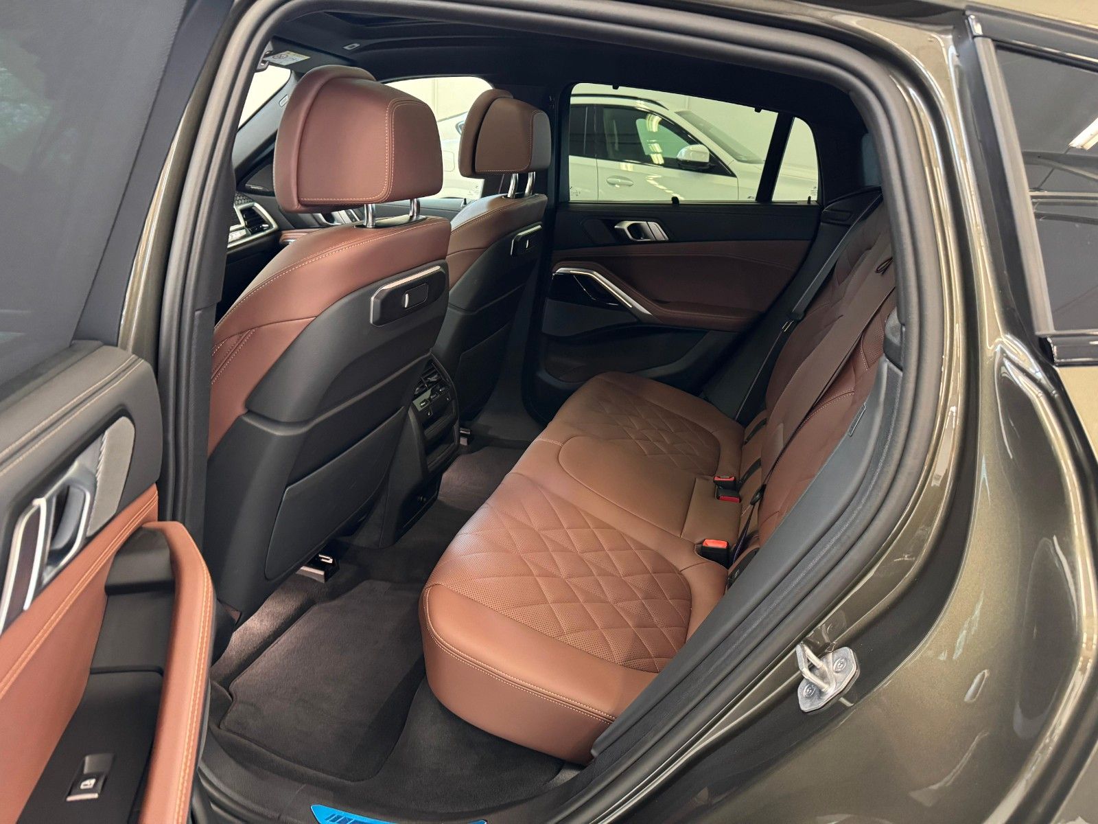 Fahrzeugabbildung BMW X6 40d xDrive MSport ACC,HUD,PANO,HARMAN,LUFT,..