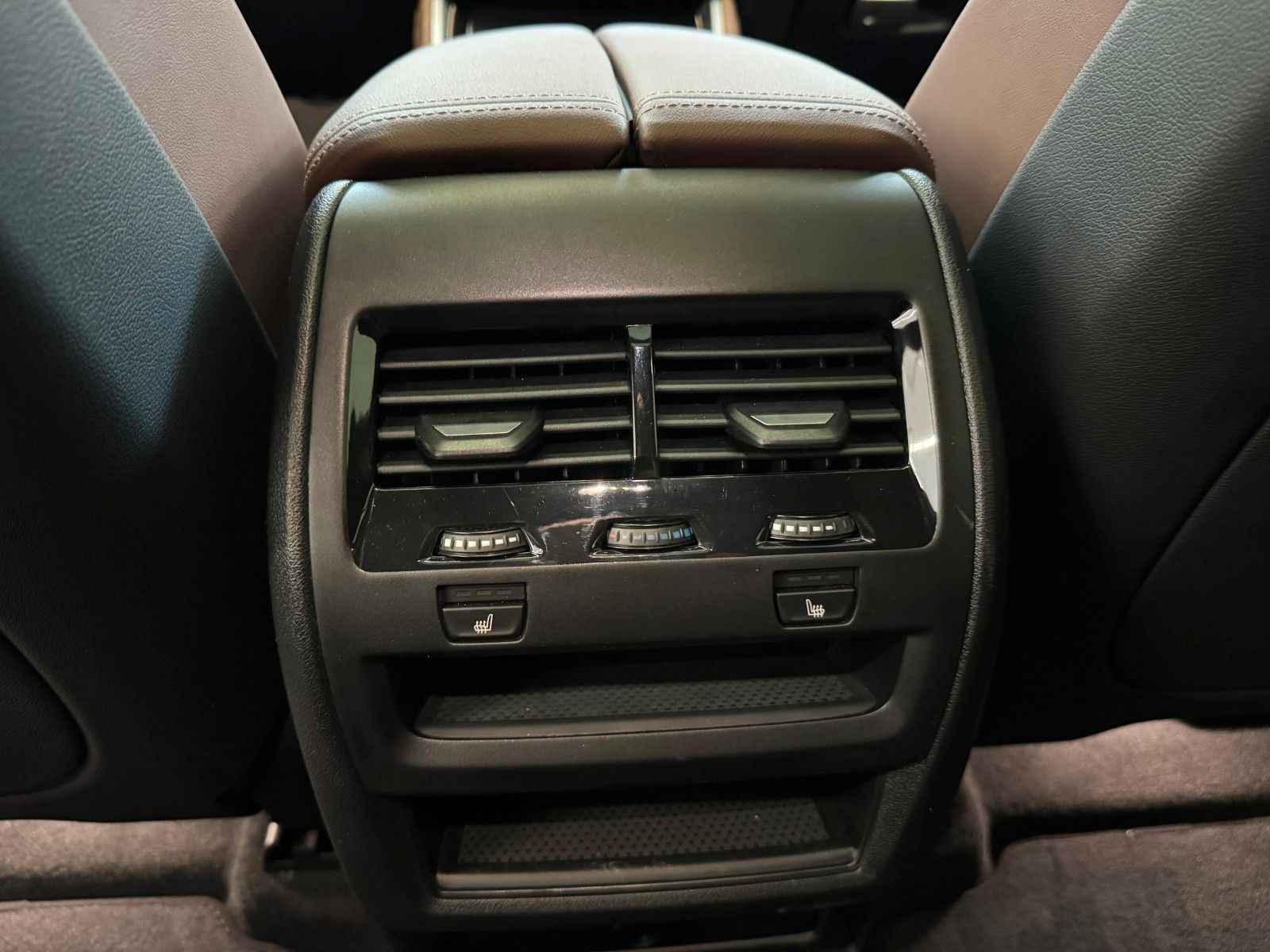 Fahrzeugabbildung BMW X6 40d xDrive MSport ACC,HUD,PANO,HARMAN,LUFT,..