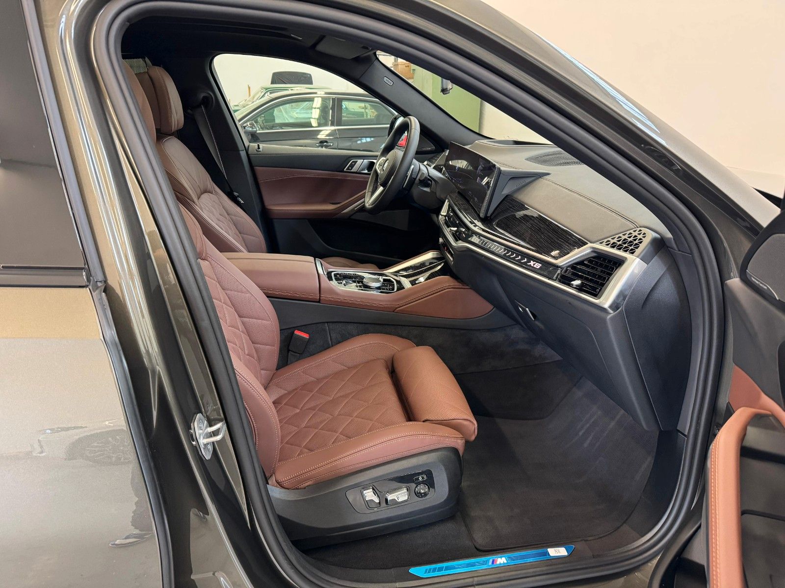 Fahrzeugabbildung BMW X6 40d xDrive MSport ACC,HUD,PANO,HARMAN,LUFT,..