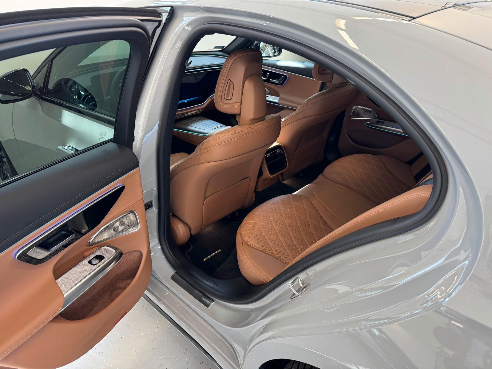 Fahrzeugabbildung Mercedes-Benz E 220 d 4Matic AMG Line Premium Pl,BURM,PANO,360