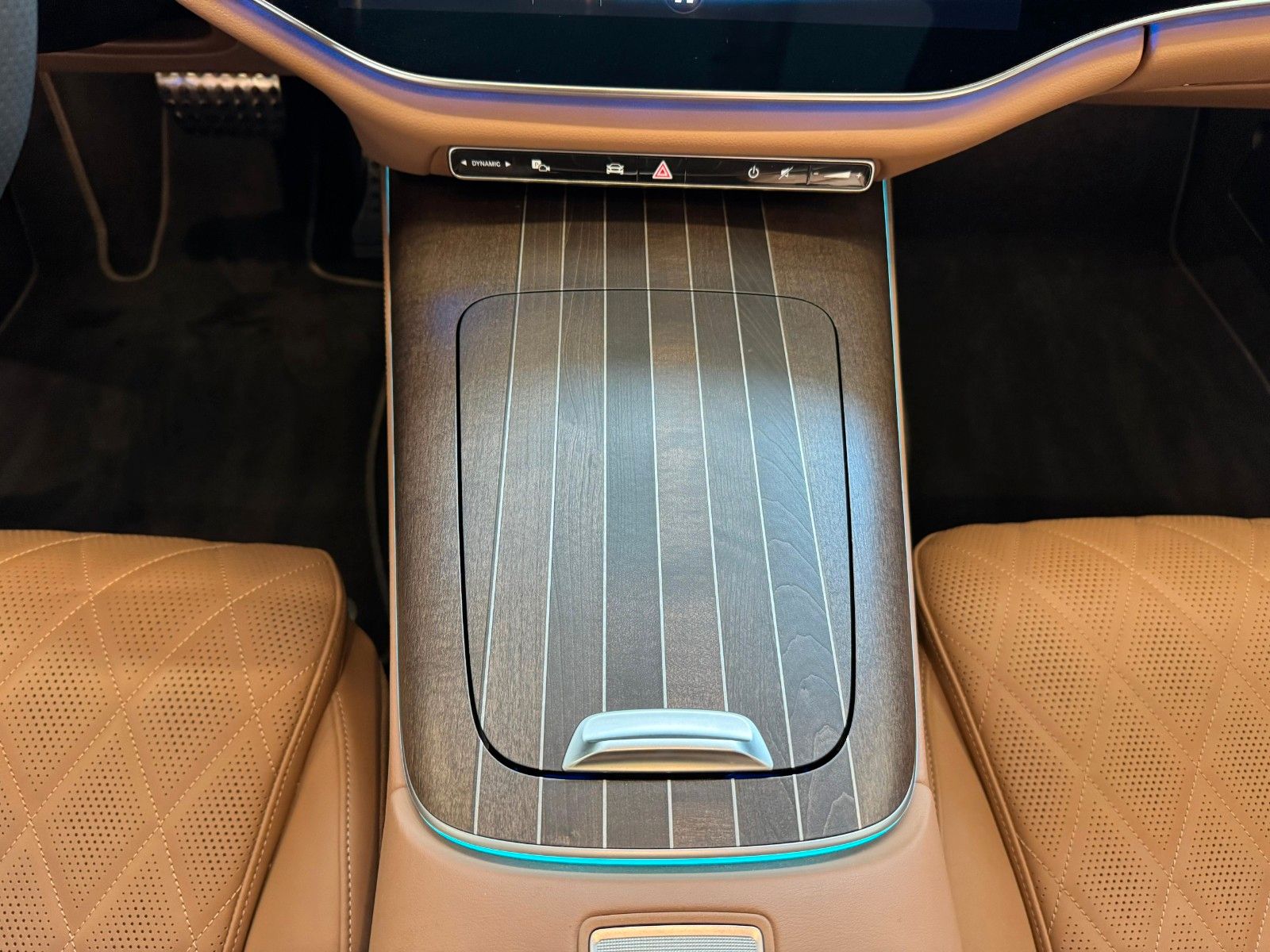 Fahrzeugabbildung Mercedes-Benz E 220 d 4Matic AMG Line Premium Pl,BURM,PANO,360