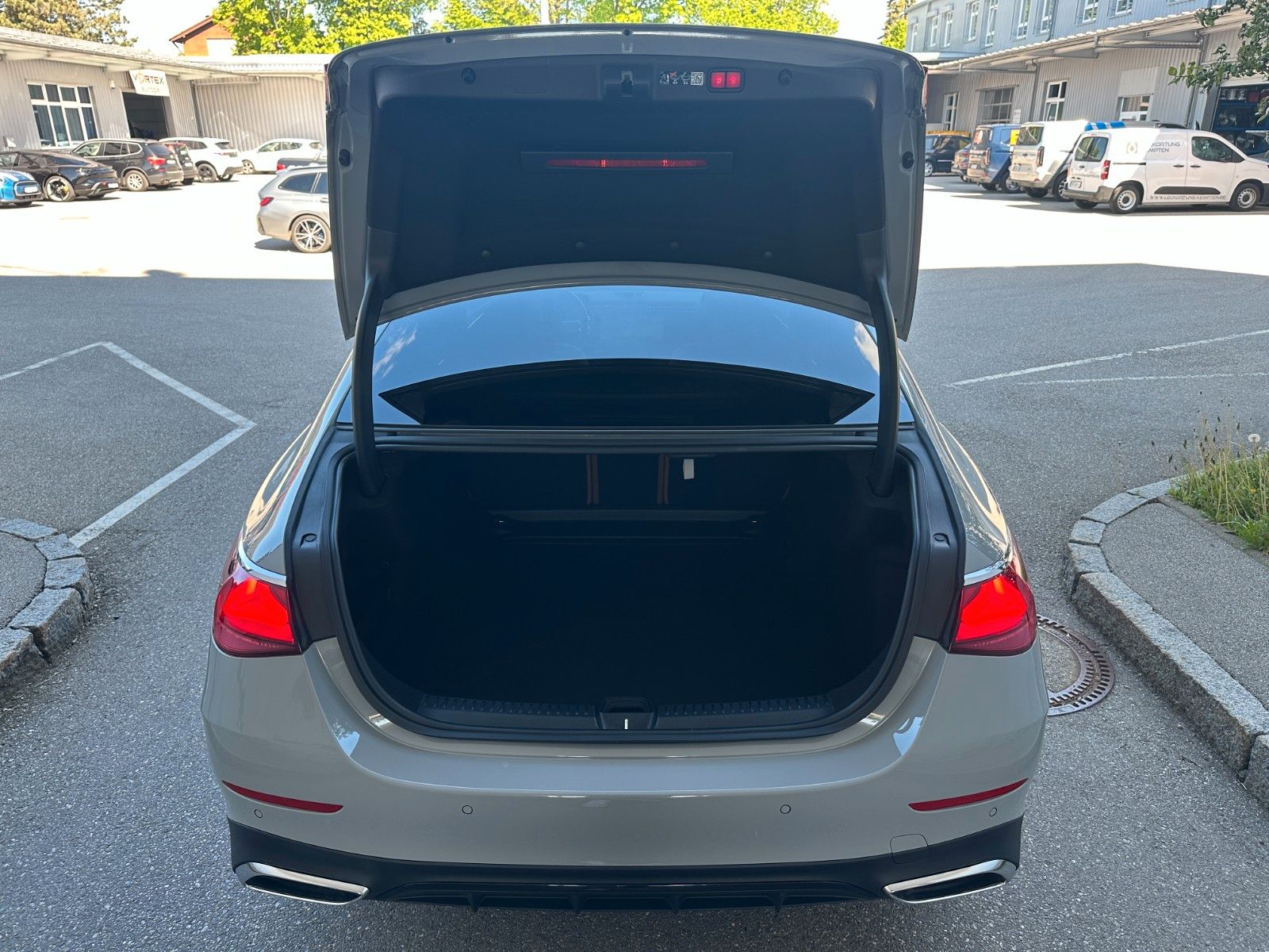 Fahrzeugabbildung Mercedes-Benz E 220 d 4Matic AMG Line Premium Pl,BURM,PANO,360