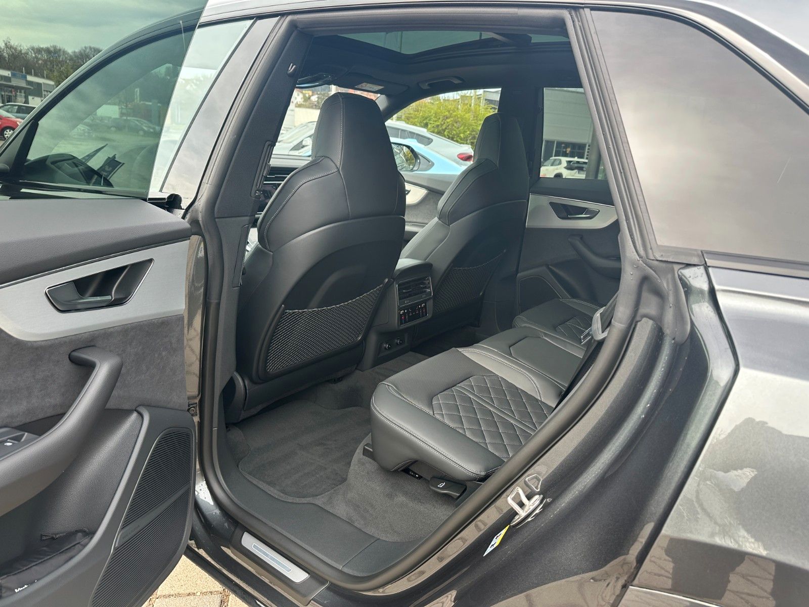 Fahrzeugabbildung Audi Q8 50 TDI quattro ACC,HUD,PANO,B&O,LUFT,AHK.....