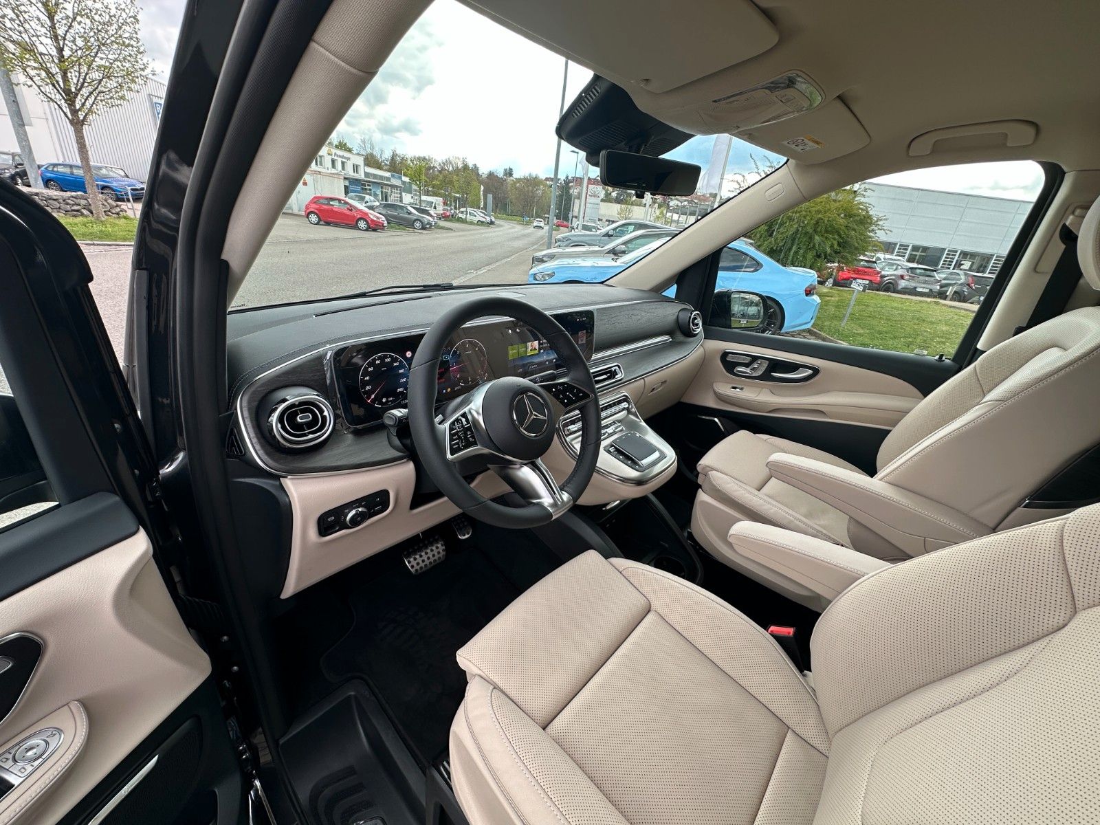 Fahrzeugabbildung Mercedes-Benz V300d 4MATIC EXCLUSIVE extralang BURM,LUFT,AHK..
