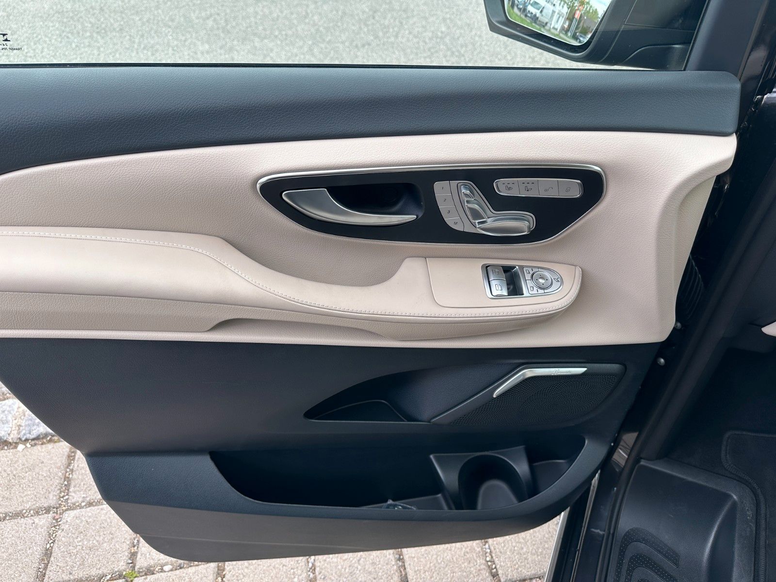 Fahrzeugabbildung Mercedes-Benz V300d 4MATIC EXCLUSIVE extralang BURM,LUFT,AHK..