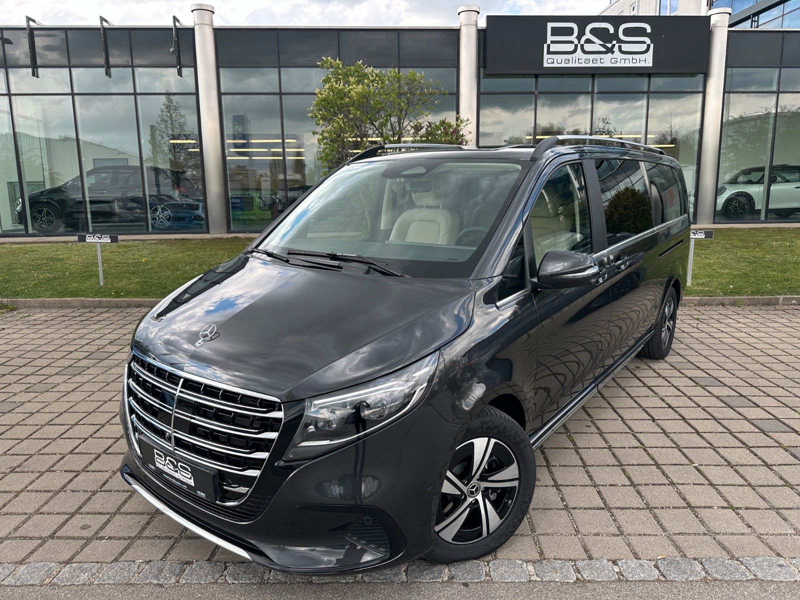 Fahrzeugabbildung Mercedes-Benz V300d 4MATIC EXCLUSIVE extralang BURM,LUFT,AHK..