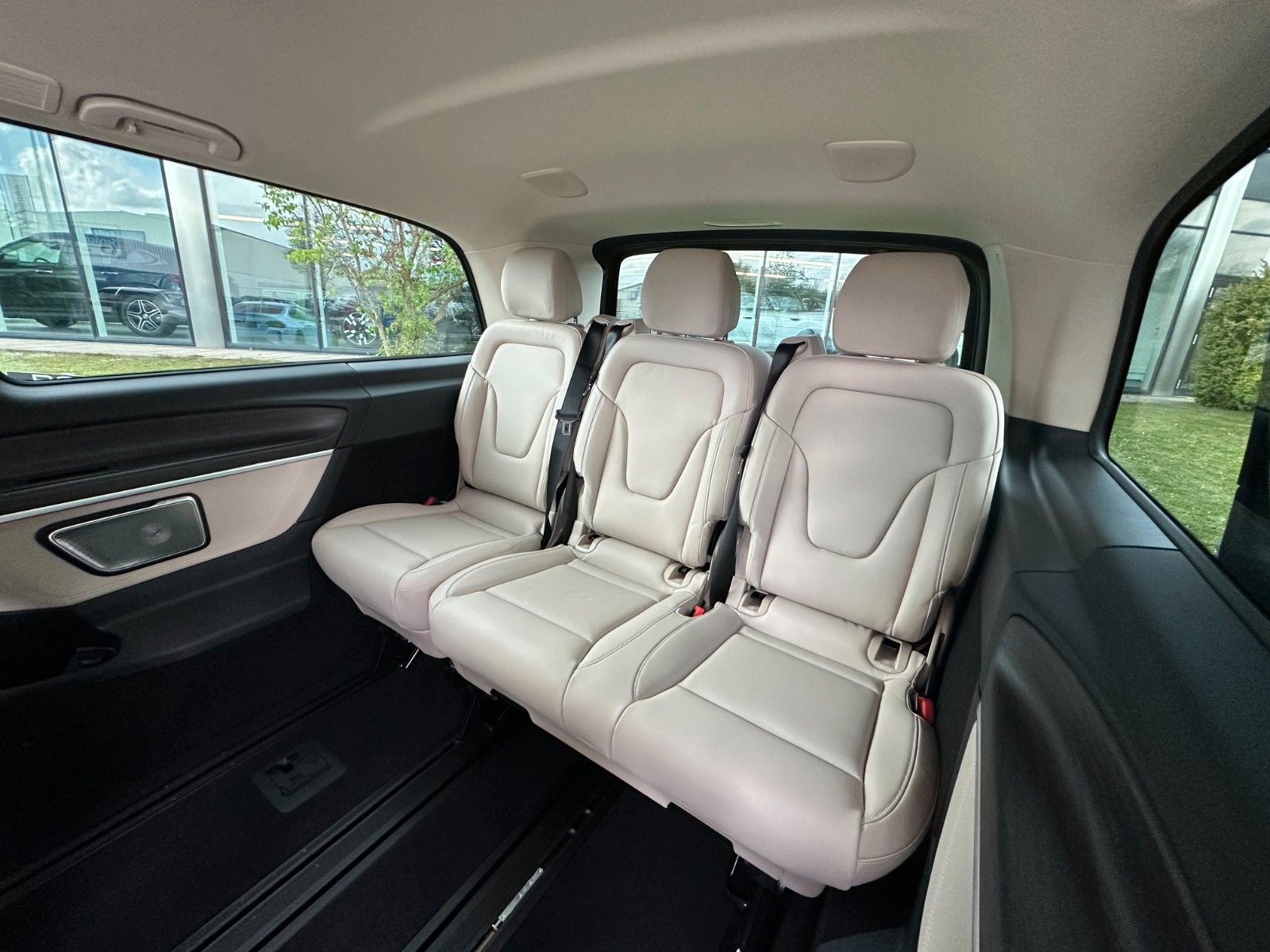 Fahrzeugabbildung Mercedes-Benz V300d 4MATIC EXCLUSIVE extralang BURM,LUFT,AHK..