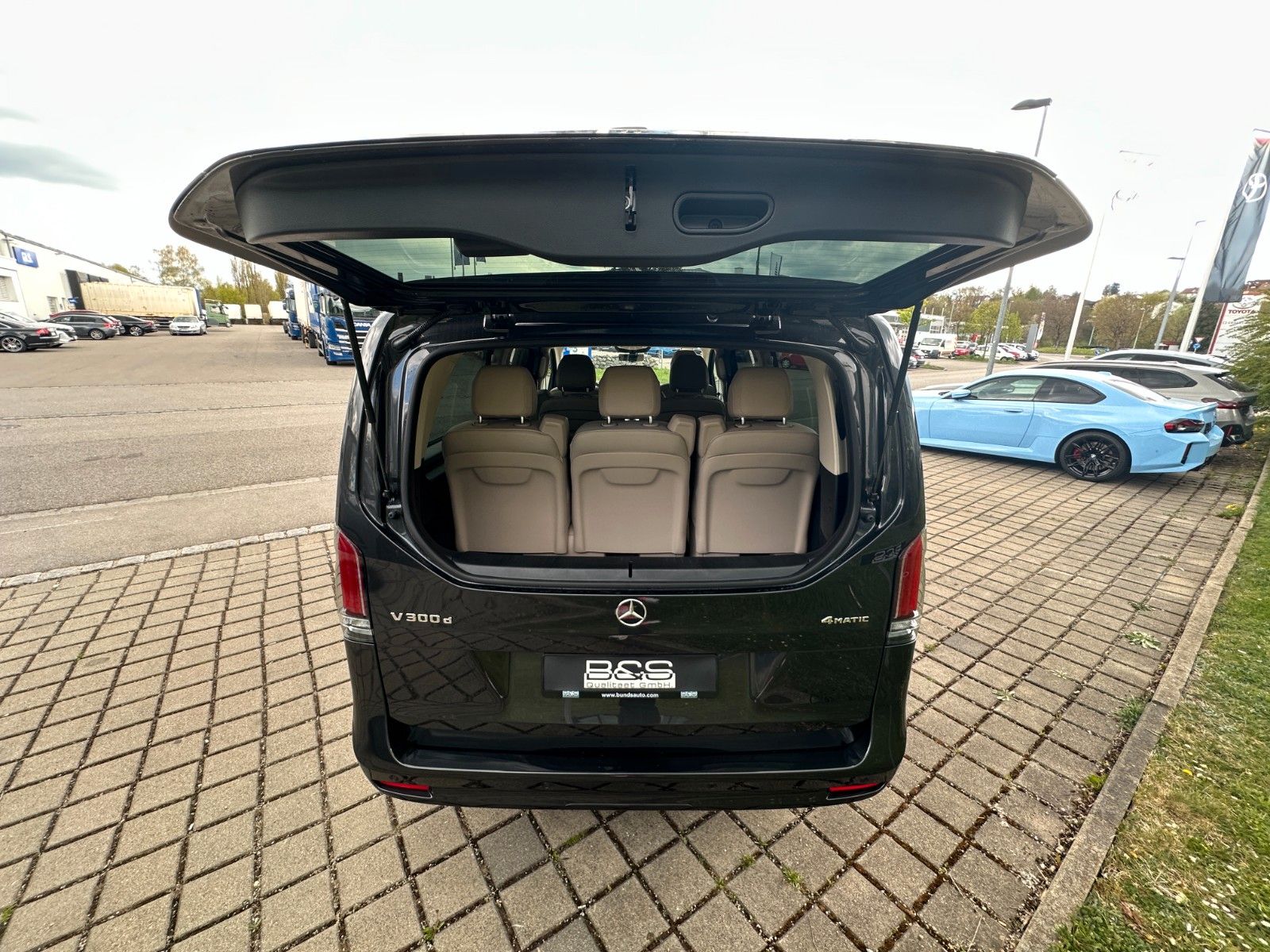 Fahrzeugabbildung Mercedes-Benz V300d 4MATIC EXCLUSIVE extralang BURM,LUFT,AHK..