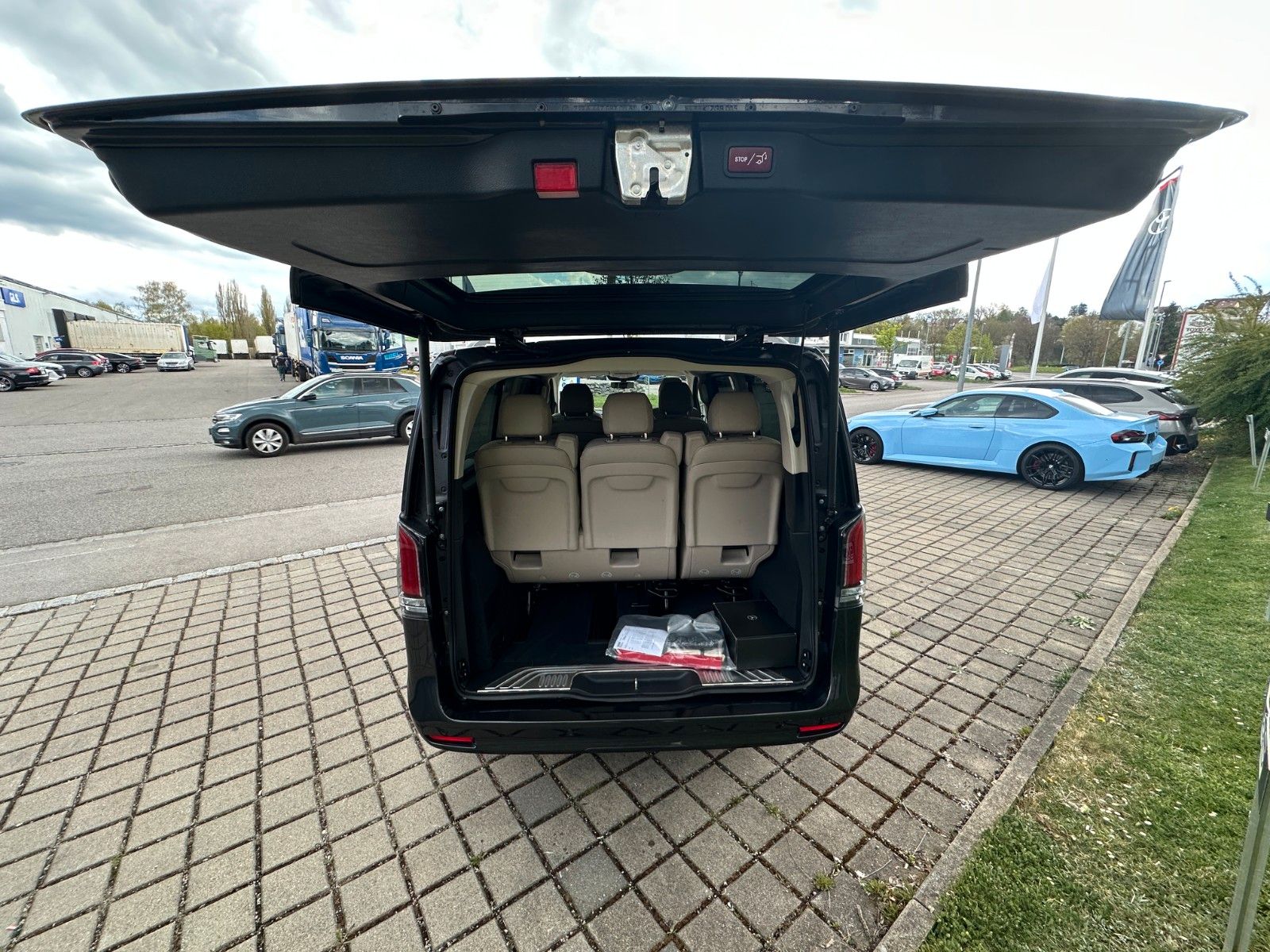 Fahrzeugabbildung Mercedes-Benz V300d 4MATIC EXCLUSIVE extralang BURM,LUFT,AHK..