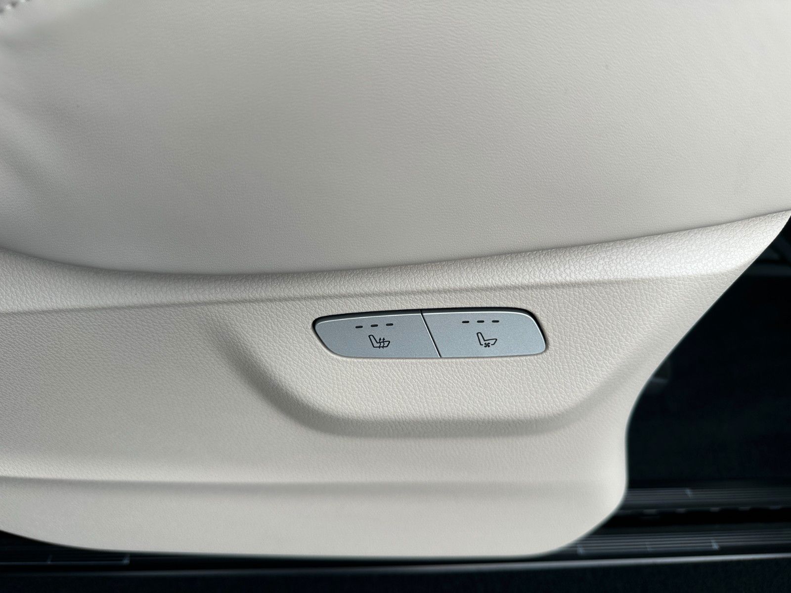 Fahrzeugabbildung Mercedes-Benz V300d 4MATIC EXCLUSIVE extralang BURM,LUFT,AHK..