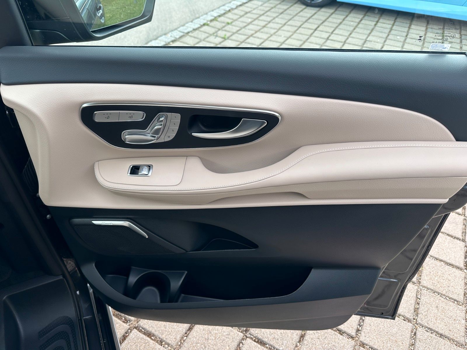 Fahrzeugabbildung Mercedes-Benz V300d 4MATIC EXCLUSIVE extralang BURM,LUFT,AHK..
