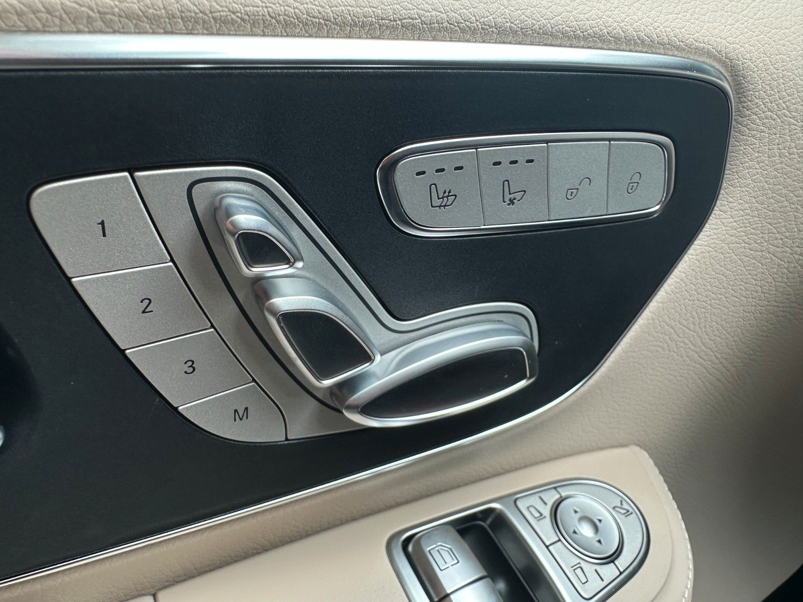 Fahrzeugabbildung Mercedes-Benz V300d 4MATIC EXCLUSIVE extralang BURM,LUFT,AHK..