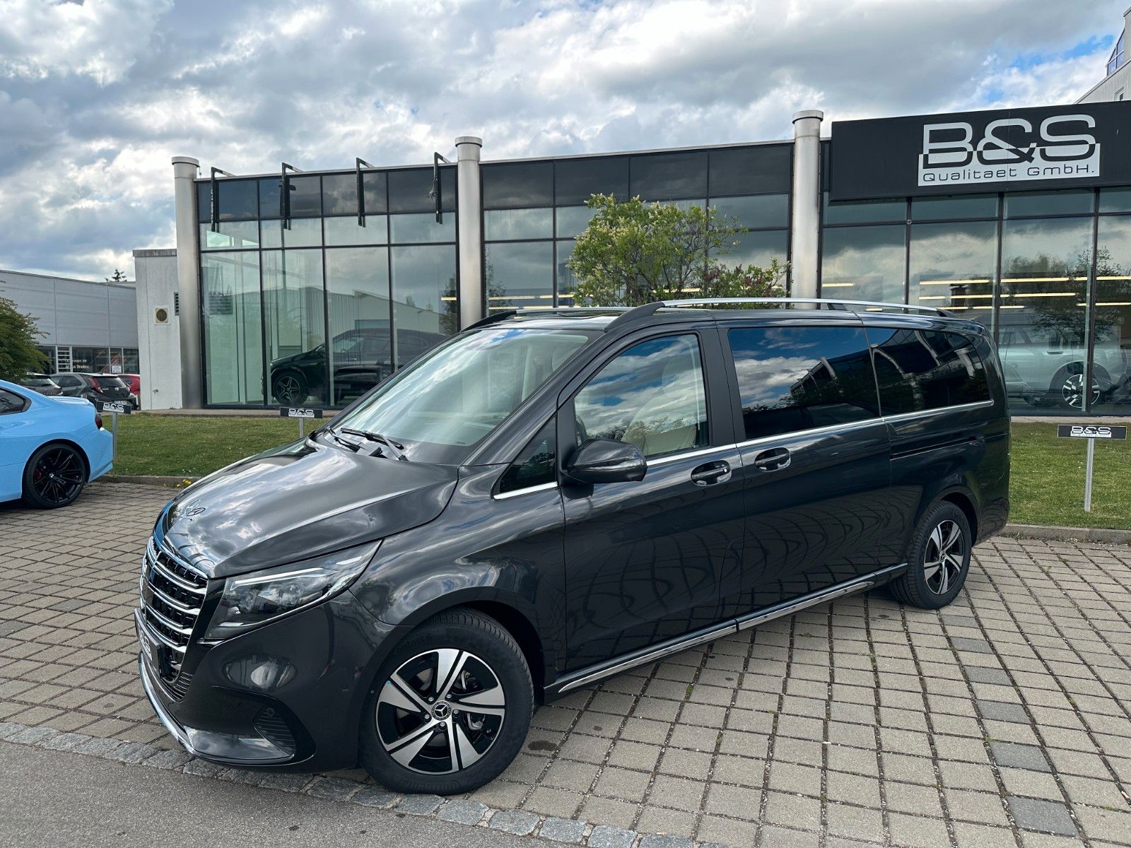 Fahrzeugabbildung Mercedes-Benz V300d 4MATIC EXCLUSIVE extralang BURM,LUFT,AHK..