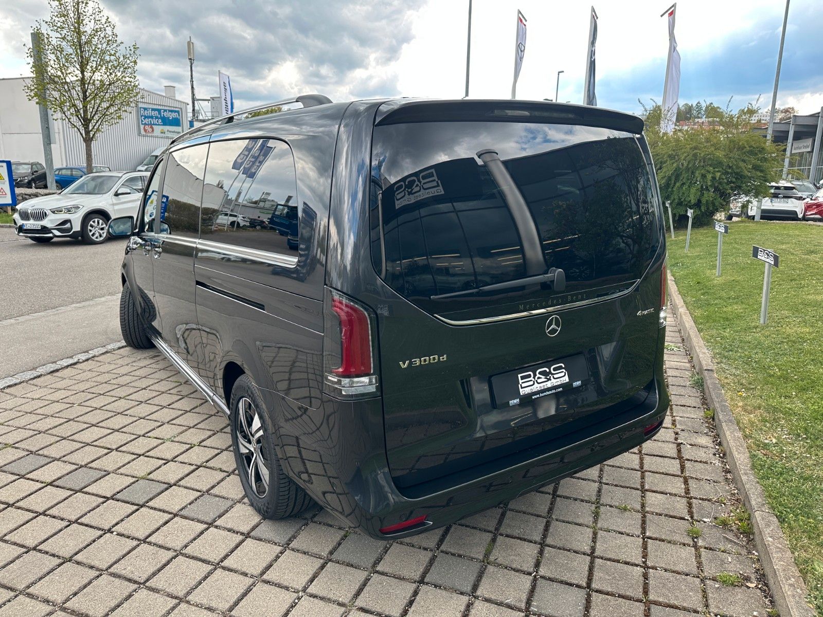Fahrzeugabbildung Mercedes-Benz V300d 4MATIC EXCLUSIVE extralang BURM,LUFT,AHK..
