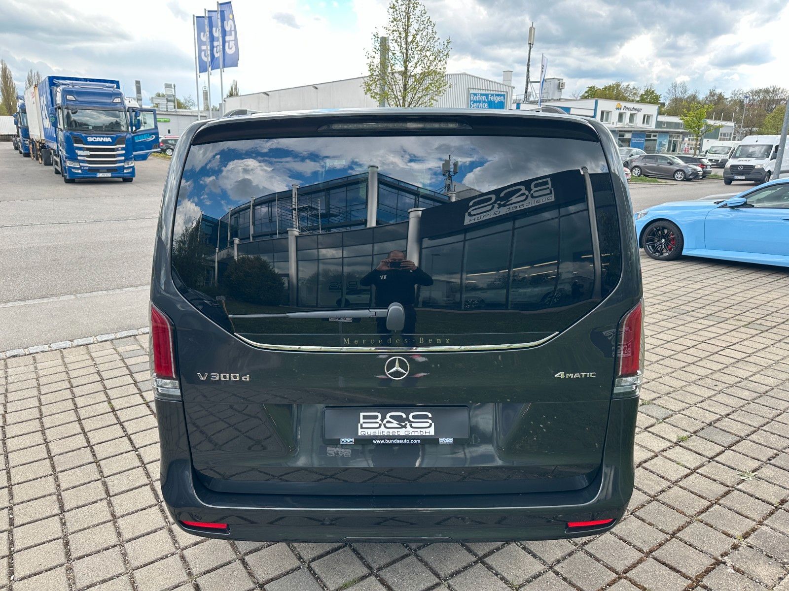 Fahrzeugabbildung Mercedes-Benz V300d 4MATIC EXCLUSIVE extralang BURM,LUFT,AHK..