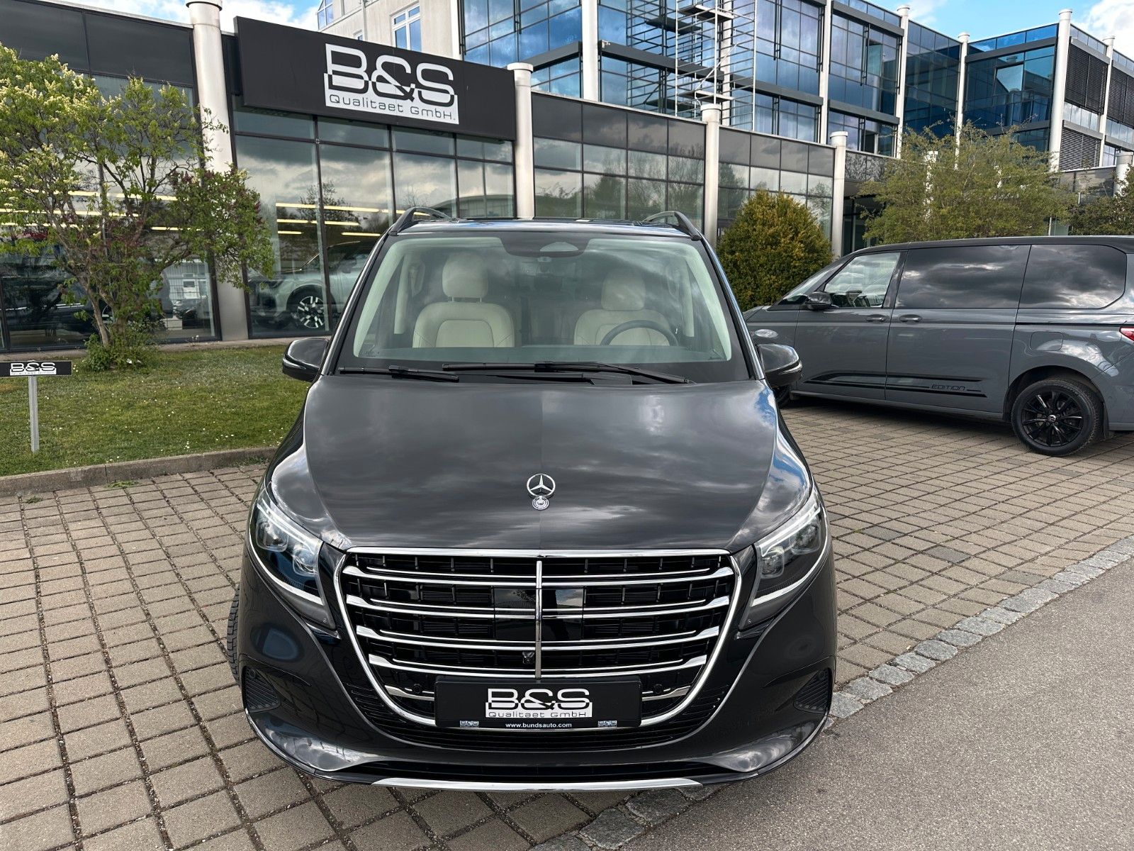 Fahrzeugabbildung Mercedes-Benz V300d 4MATIC EXCLUSIVE extralang BURM,LUFT,AHK..