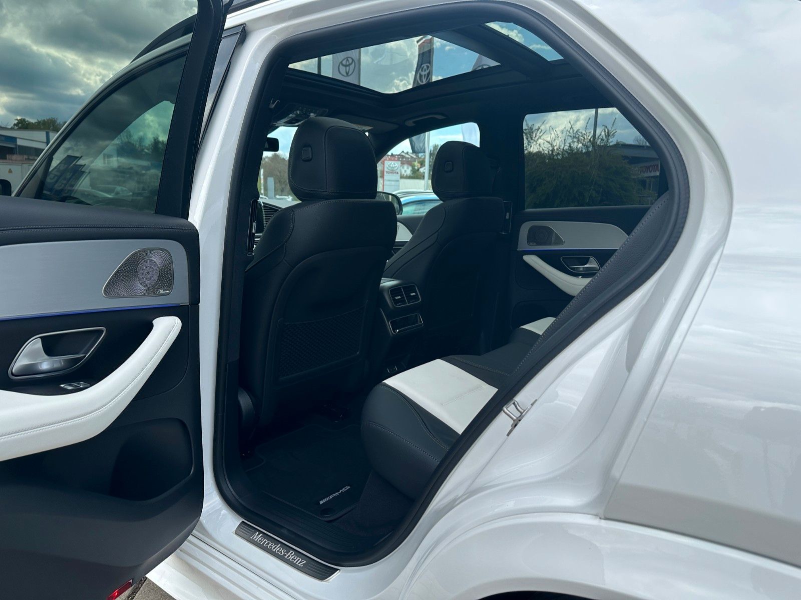 Fahrzeugabbildung Mercedes-Benz GLE 450d 4Matic DISTR,HUD,PANO,BURM,LUFT,360,22"