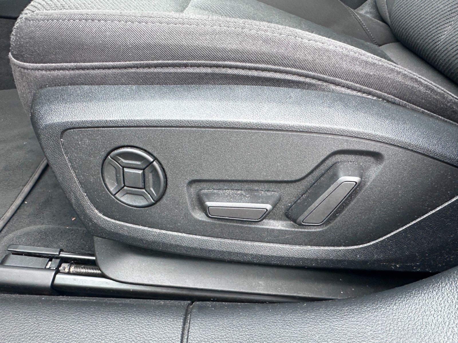 Fahrzeugabbildung Audi A6 Avant 50 TFSI e quattro |S line|ACC|HUD|PANO|