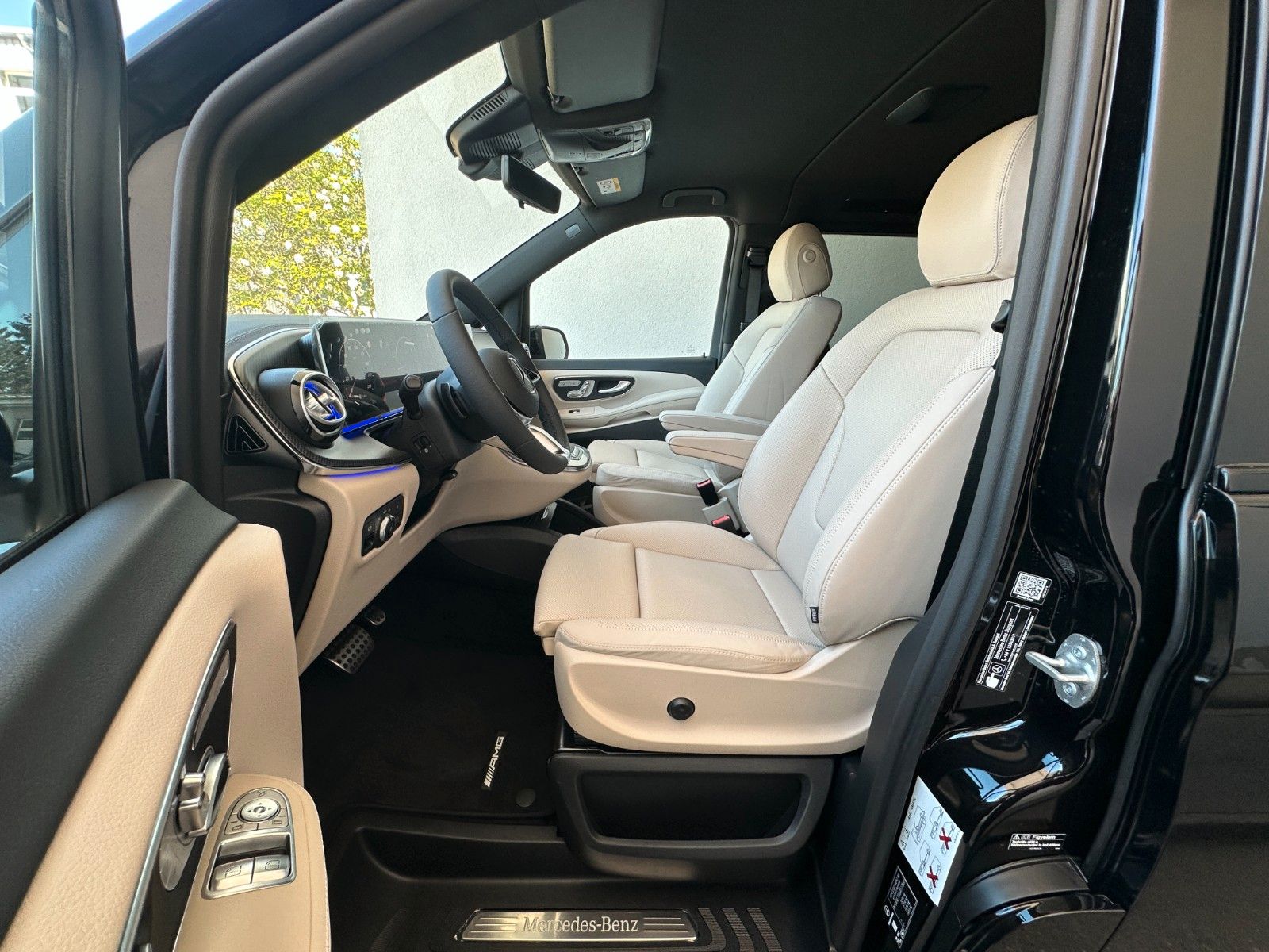 Fahrzeugabbildung Mercedes-Benz V300d 4MATIC EXCLUSIVE extralang DISTR,BURM,LUFT