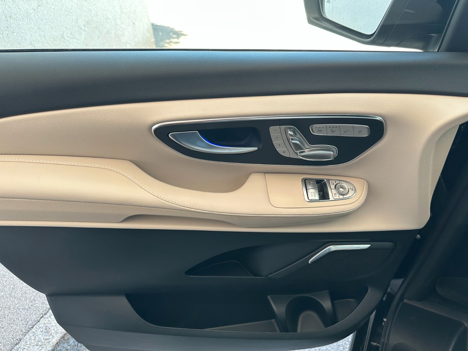 Fahrzeugabbildung Mercedes-Benz V300d 4MATIC EXCLUSIVE extralang DISTR,BURM,LUFT
