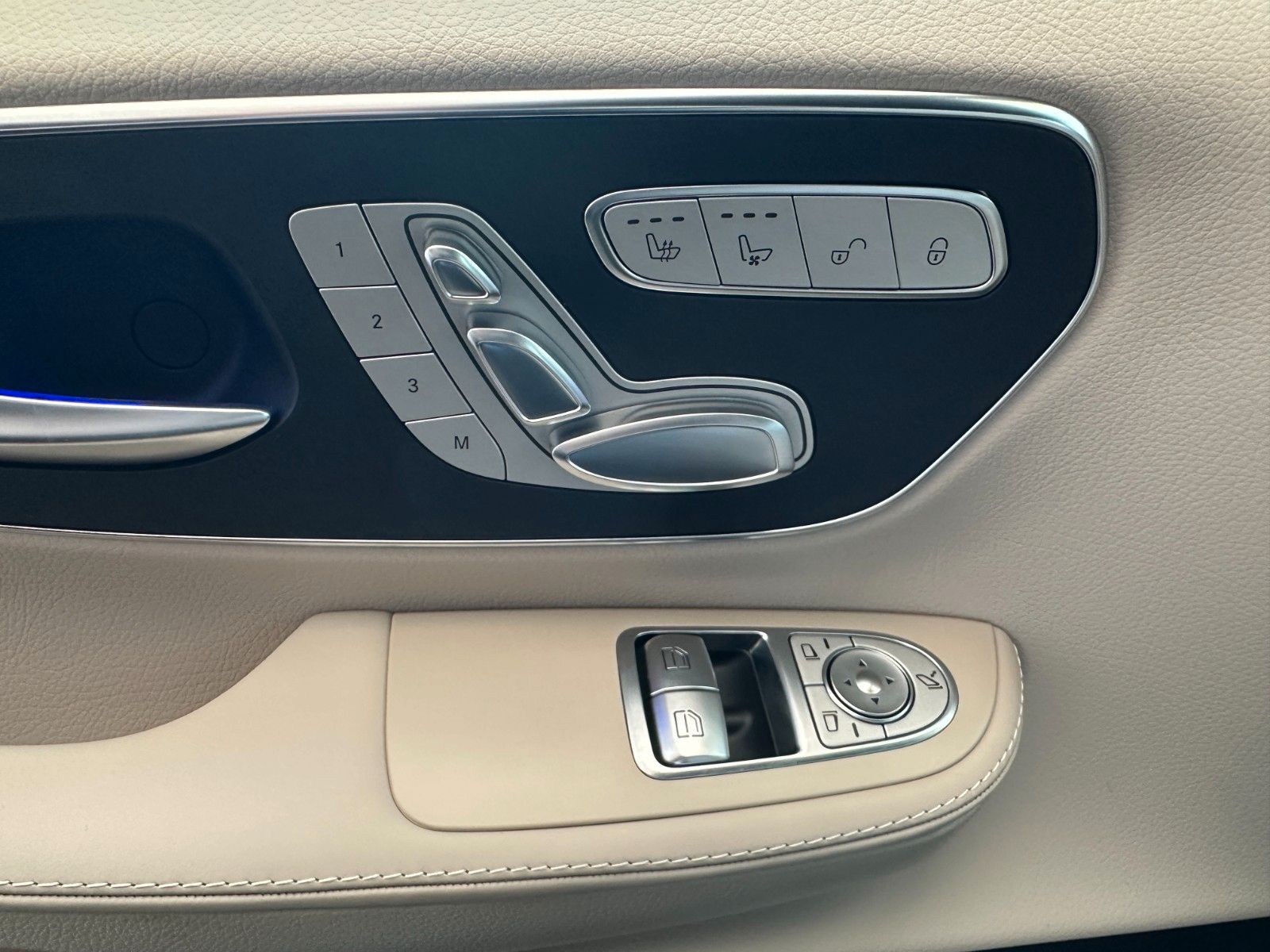 Fahrzeugabbildung Mercedes-Benz V300d 4MATIC EXCLUSIVE extralang DISTR,BURM,LUFT