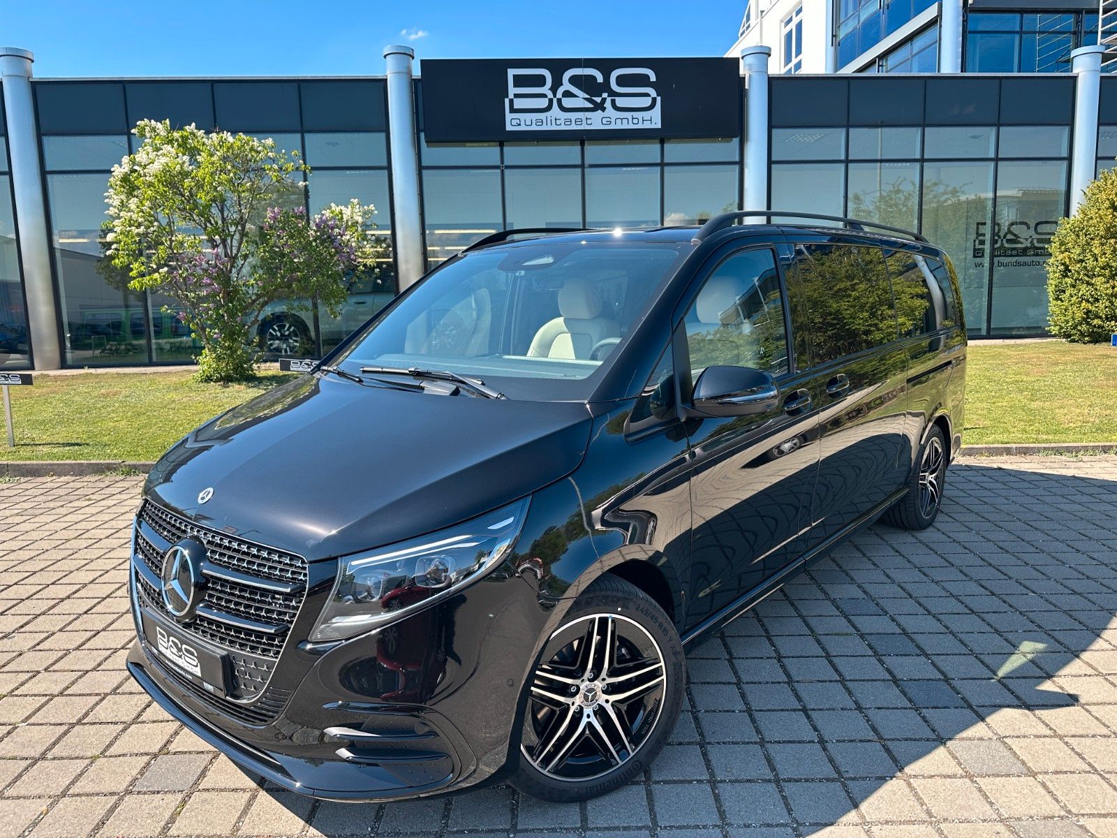 Fahrzeugabbildung Mercedes-Benz V300d 4MATIC EXCLUSIVE extralang DISTR,BURM,LUFT