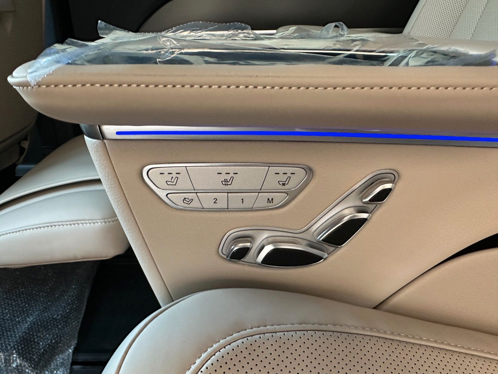 Fahrzeugabbildung Mercedes-Benz V300d 4MATIC EXCLUSIVE extralang DISTR,BURM,LUFT
