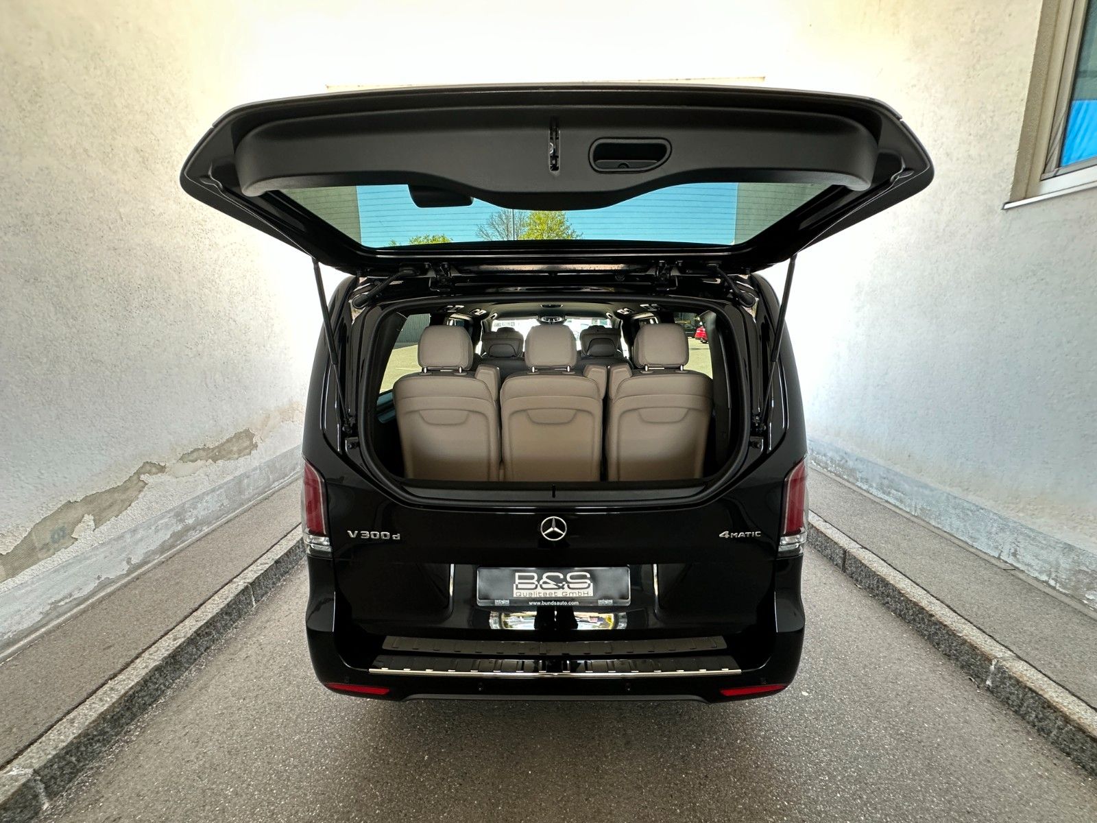 Fahrzeugabbildung Mercedes-Benz V300d 4MATIC EXCLUSIVE extralang DISTR,BURM,LUFT