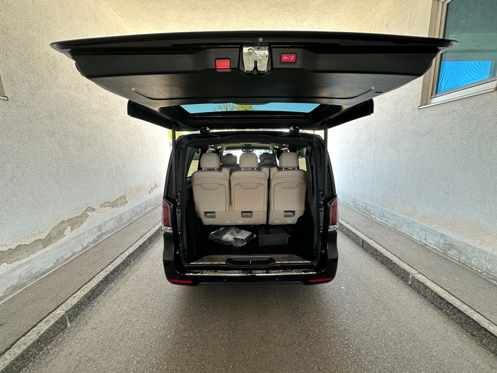 Fahrzeugabbildung Mercedes-Benz V300d 4MATIC EXCLUSIVE extralang DISTR,BURM,LUFT