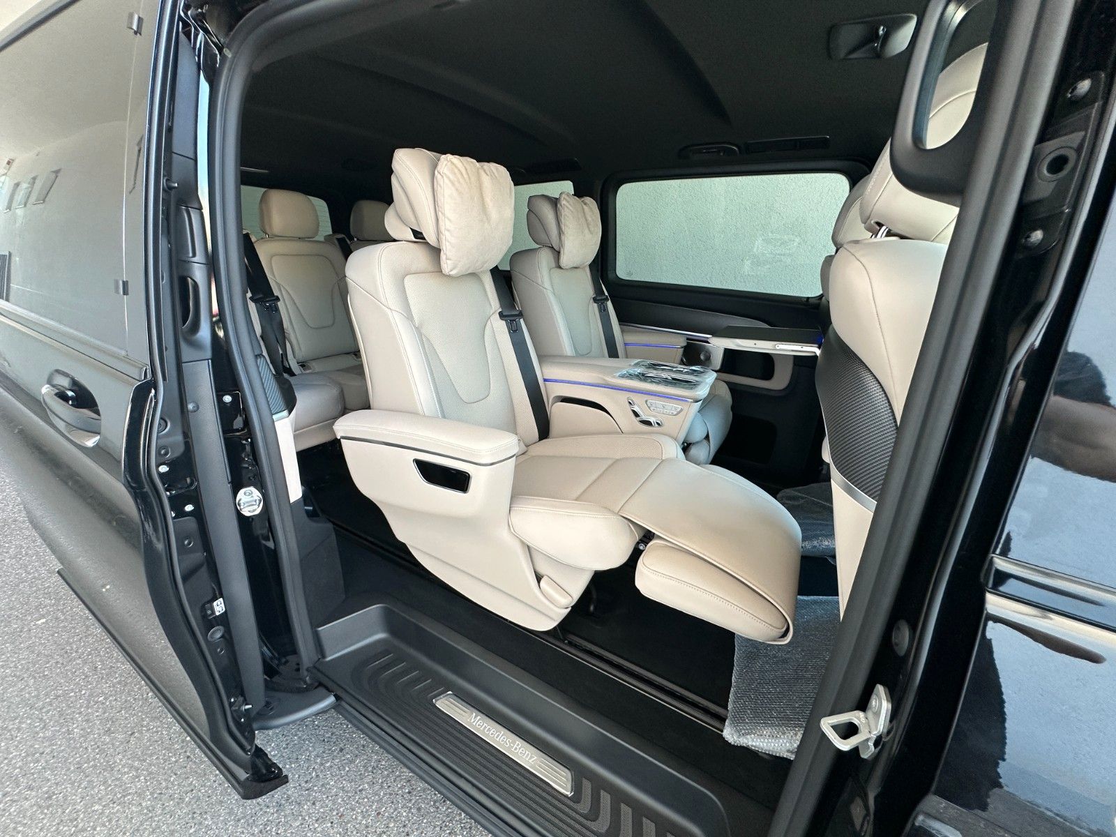 Fahrzeugabbildung Mercedes-Benz V300d 4MATIC EXCLUSIVE extralang DISTR,BURM,LUFT
