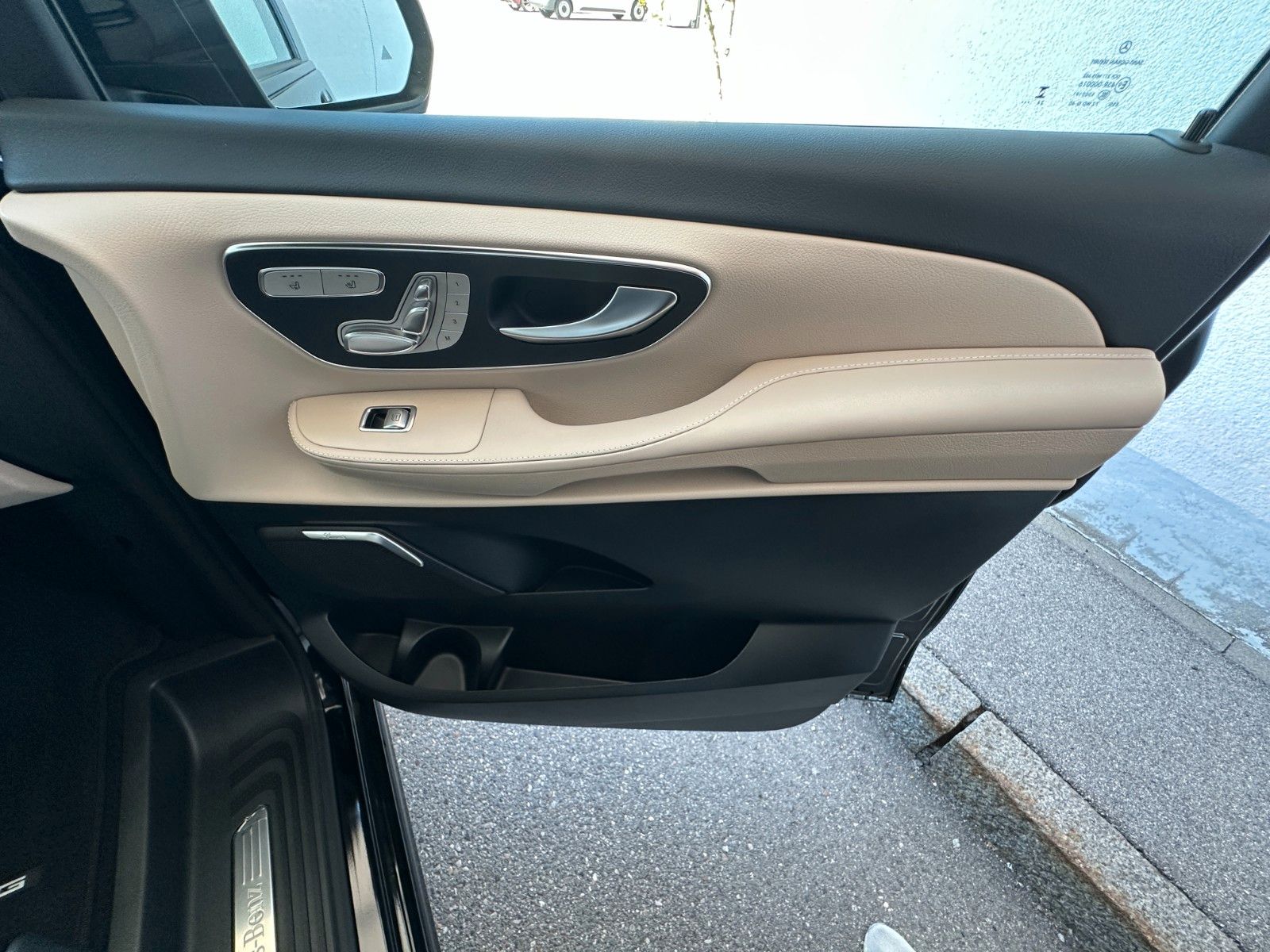 Fahrzeugabbildung Mercedes-Benz V300d 4MATIC EXCLUSIVE extralang DISTR,BURM,LUFT