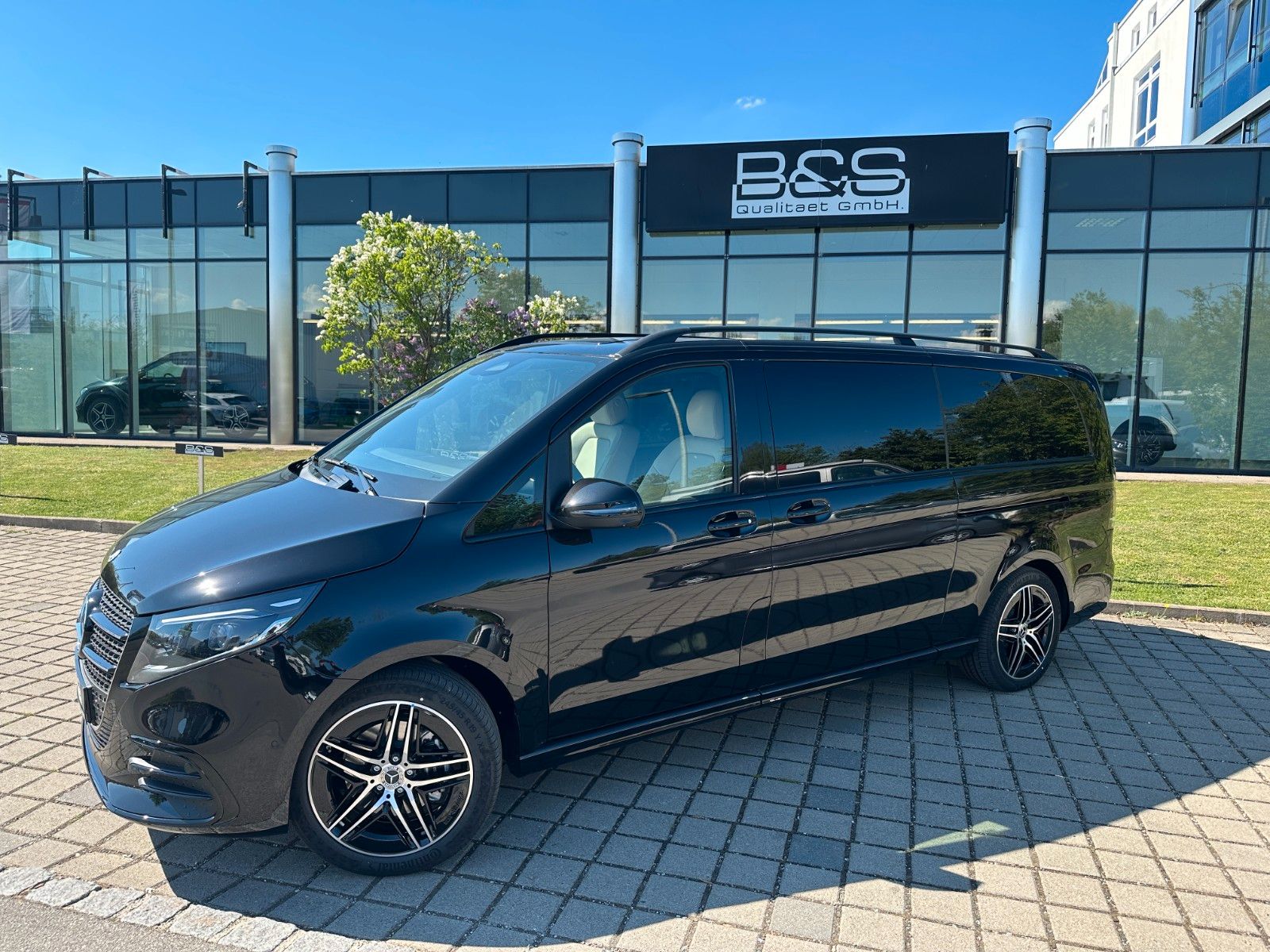 Fahrzeugabbildung Mercedes-Benz V300d 4MATIC EXCLUSIVE extralang DISTR,BURM,LUFT
