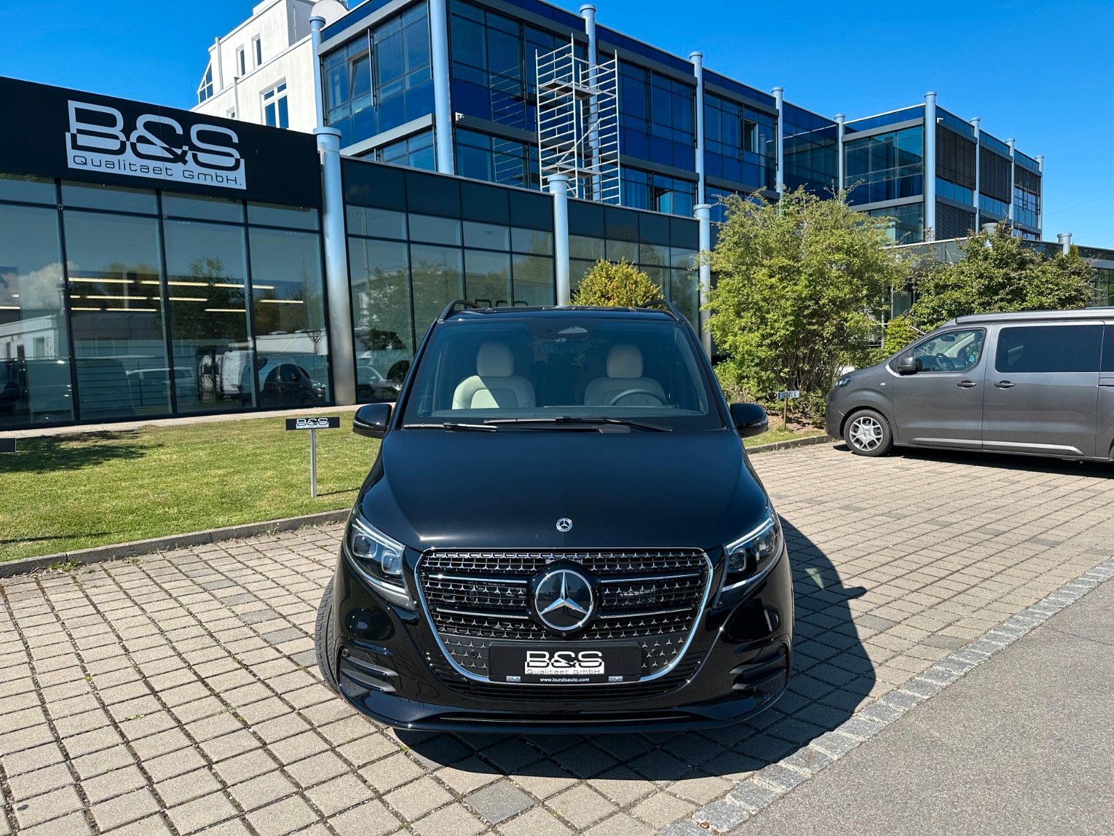 Fahrzeugabbildung Mercedes-Benz V300d 4MATIC EXCLUSIVE extralang DISTR,BURM,LUFT