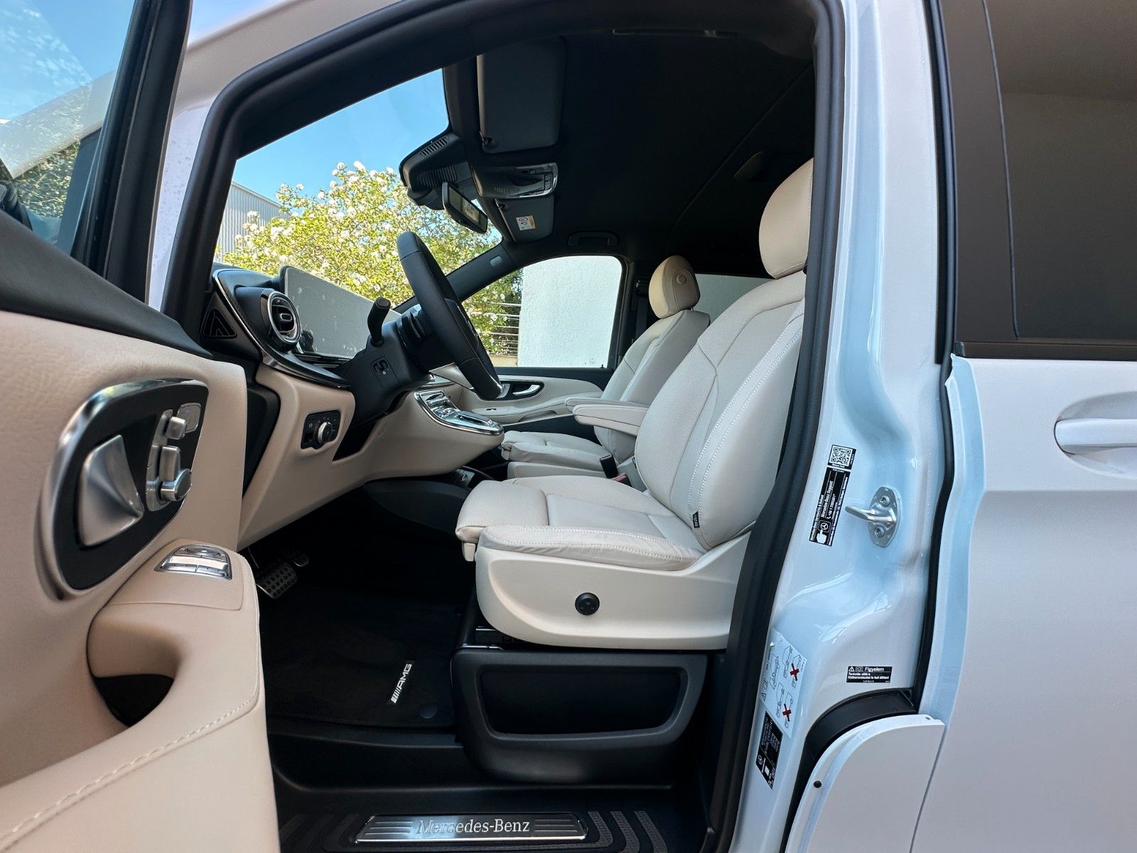 Fahrzeugabbildung Mercedes-Benz V300d 4MATIC EXCLUSIVE extralang DISTR,BURM,LUFT