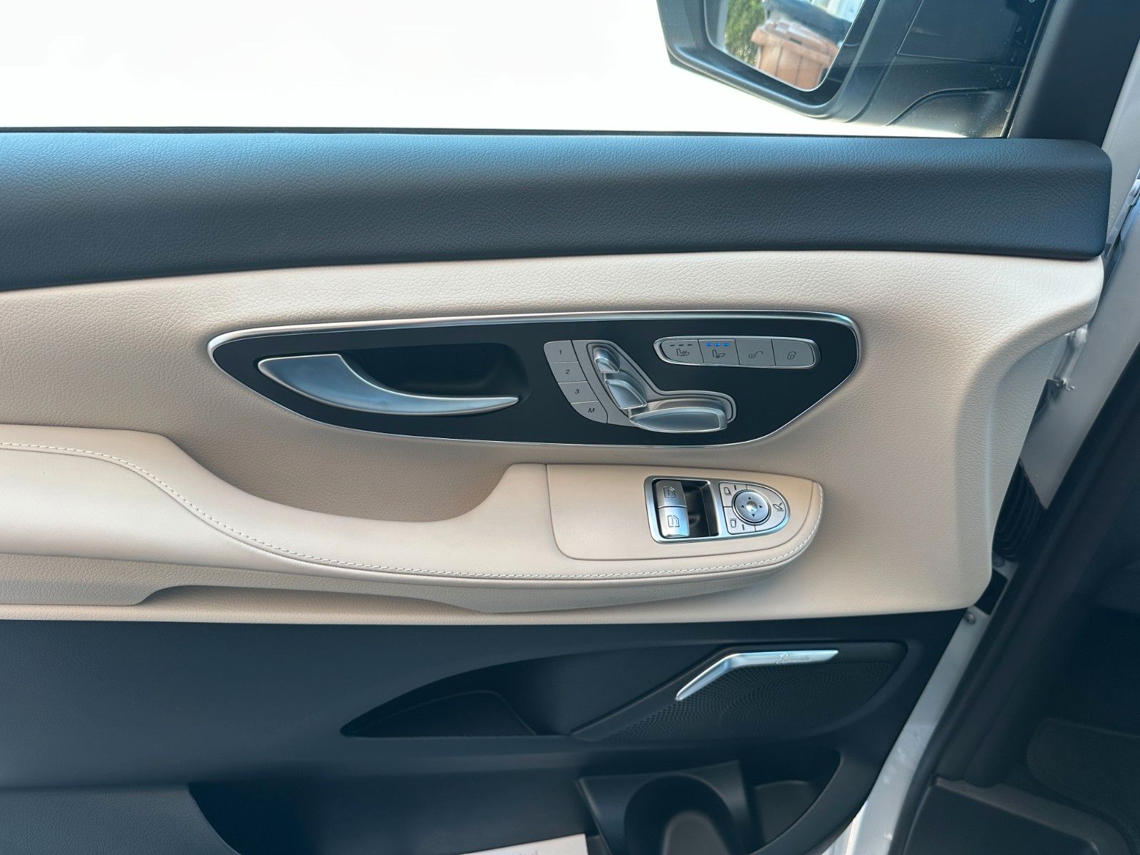 Fahrzeugabbildung Mercedes-Benz V300d 4MATIC EXCLUSIVE extralang DISTR,BURM,LUFT