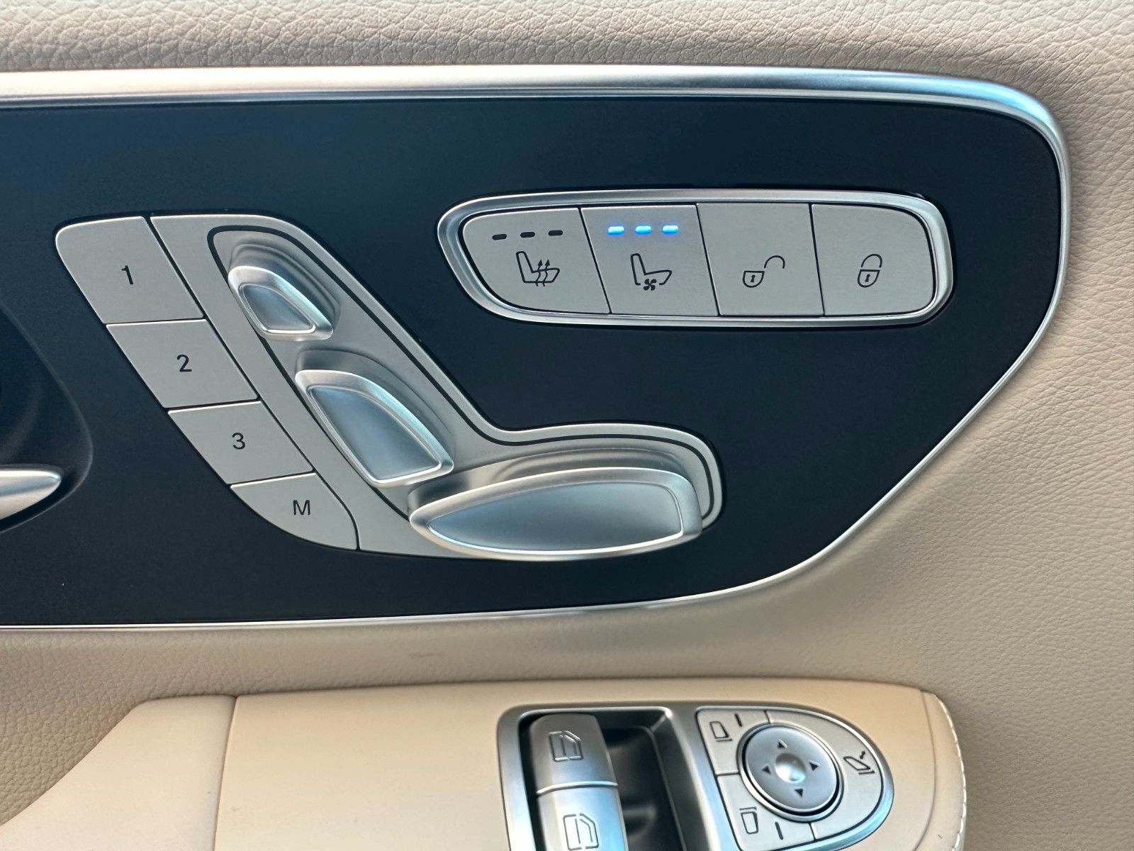 Fahrzeugabbildung Mercedes-Benz V300d 4MATIC EXCLUSIVE extralang DISTR,BURM,LUFT