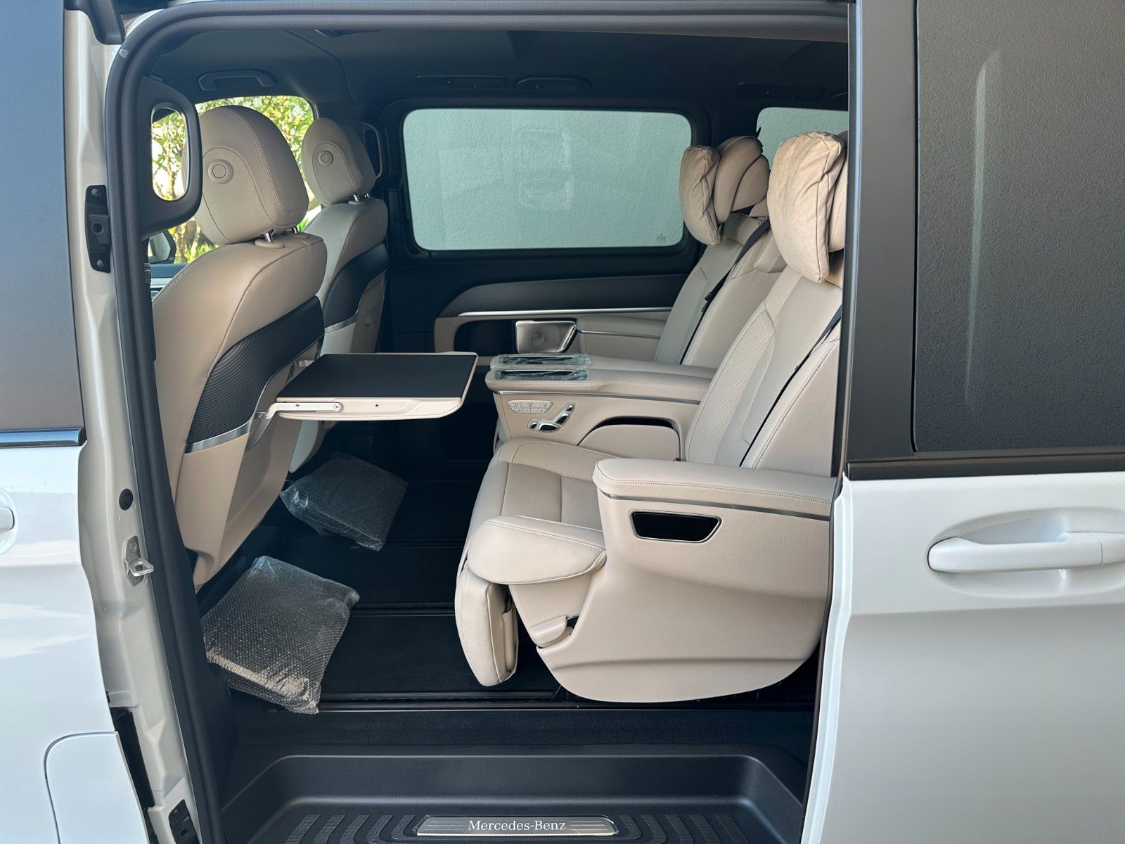 Fahrzeugabbildung Mercedes-Benz V300d 4MATIC EXCLUSIVE extralang DISTR,BURM,LUFT