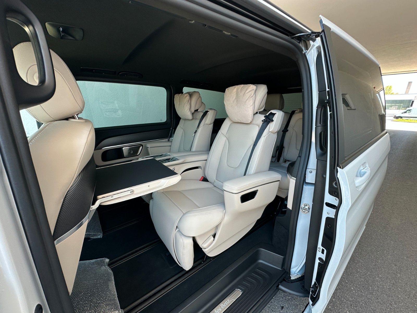 Fahrzeugabbildung Mercedes-Benz V300d 4MATIC EXCLUSIVE extralang DISTR,BURM,LUFT